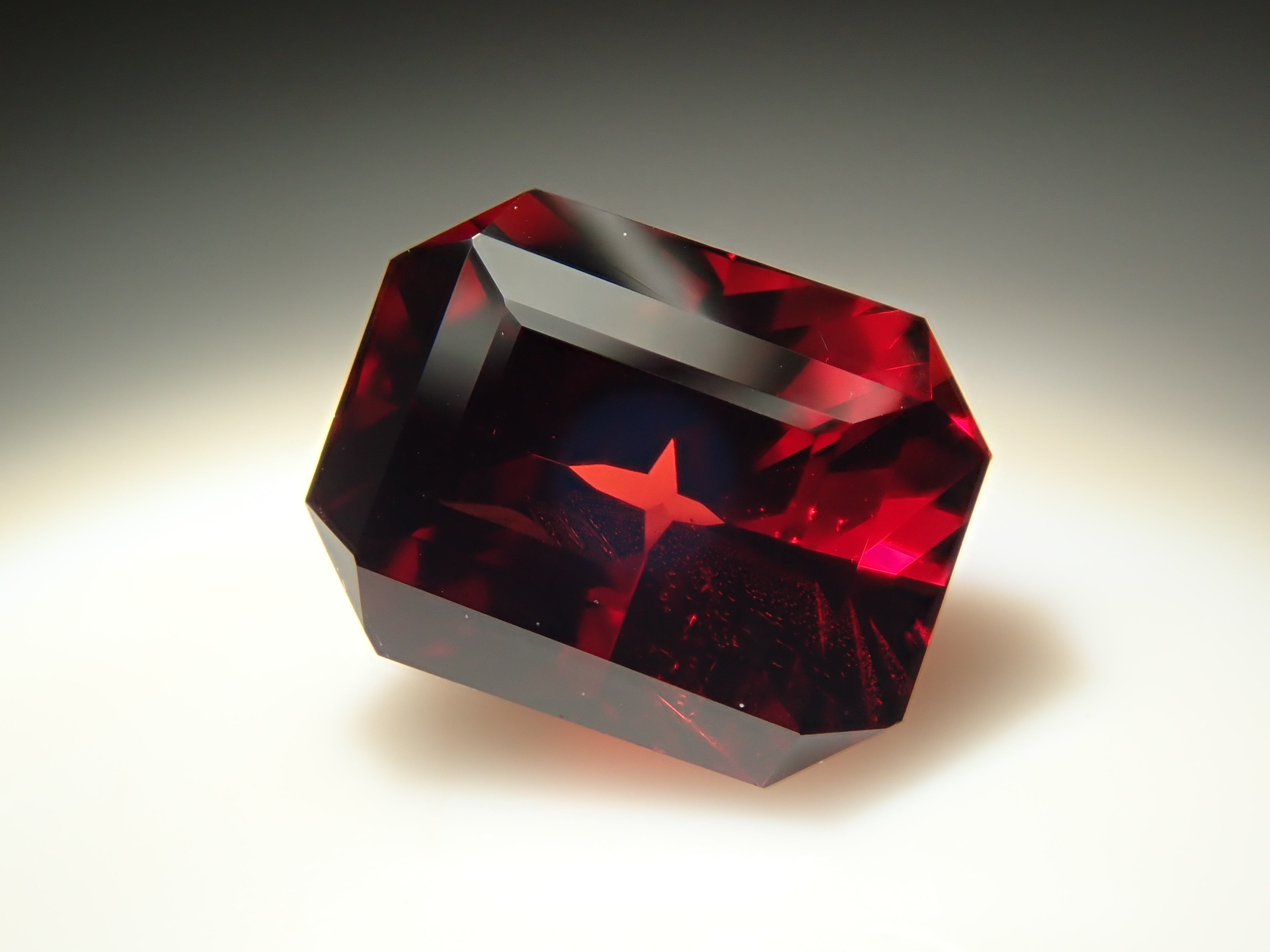 12561389掲載】タンザニア産アルマンディンガーネット 0.930ctルース