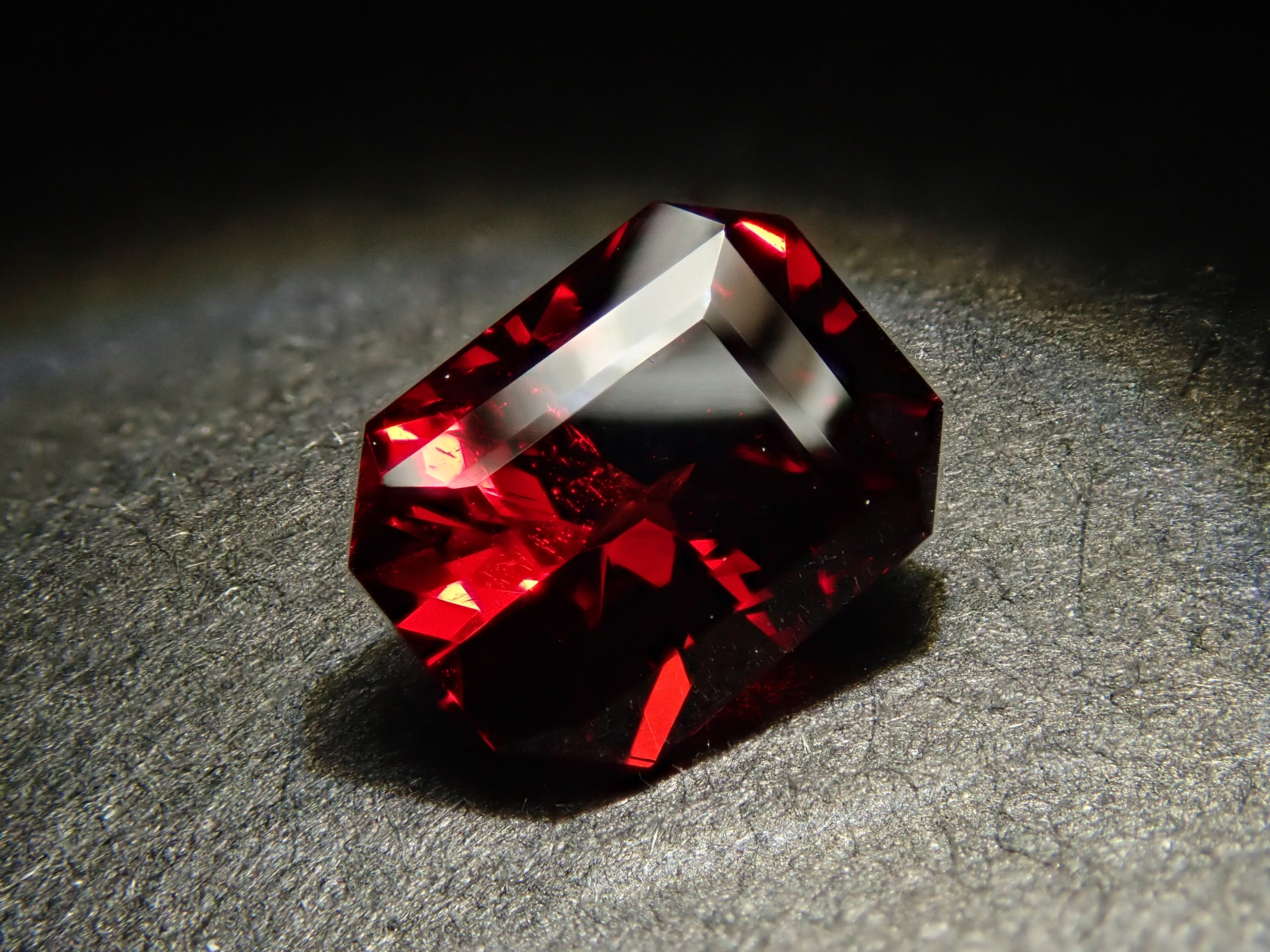 [12561389] Tanzanian Almandine Garnet 0.930ct Loose Stone