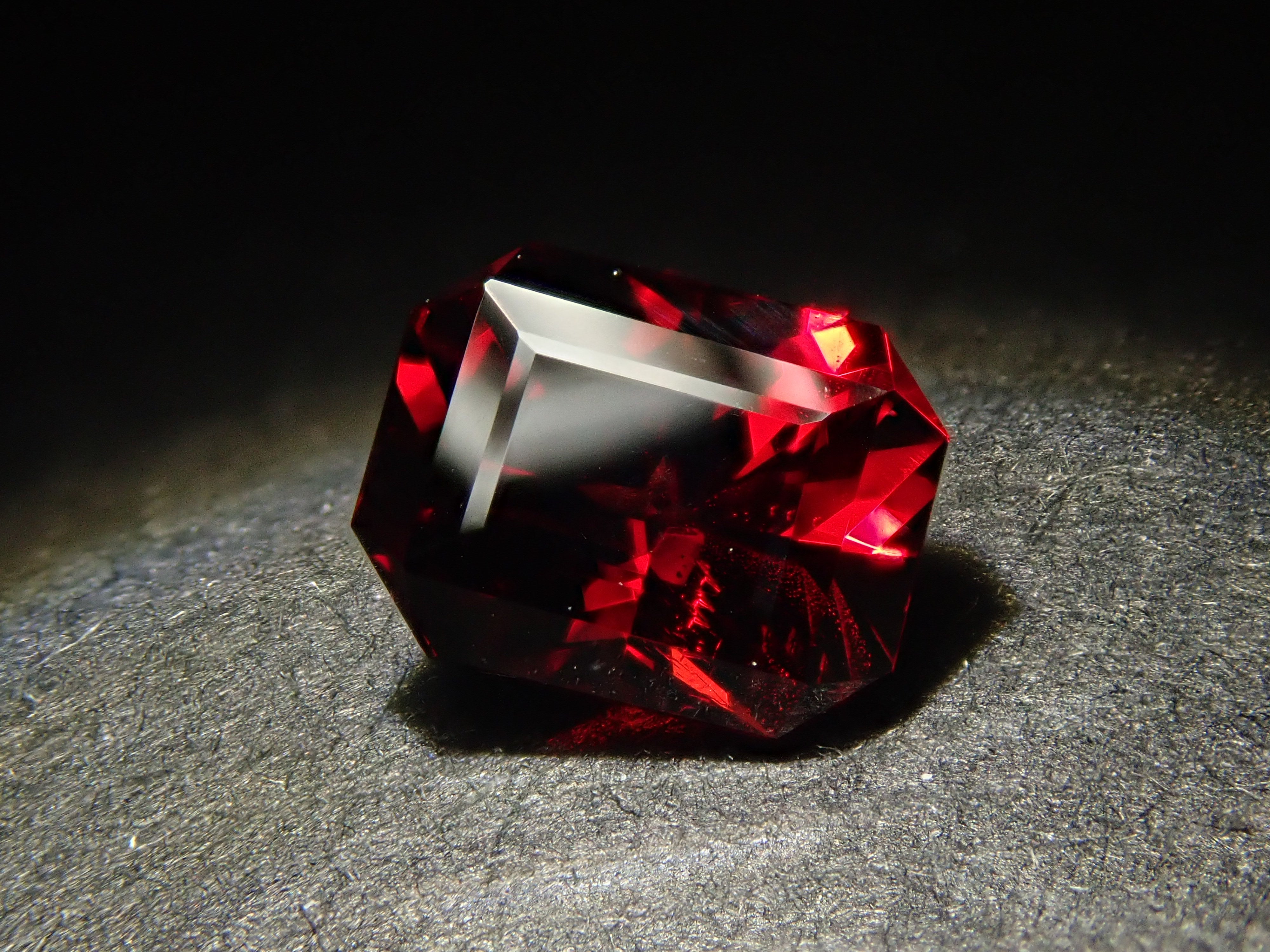 [12561389] Tanzanian Almandine Garnet 0.930ct Loose Stone