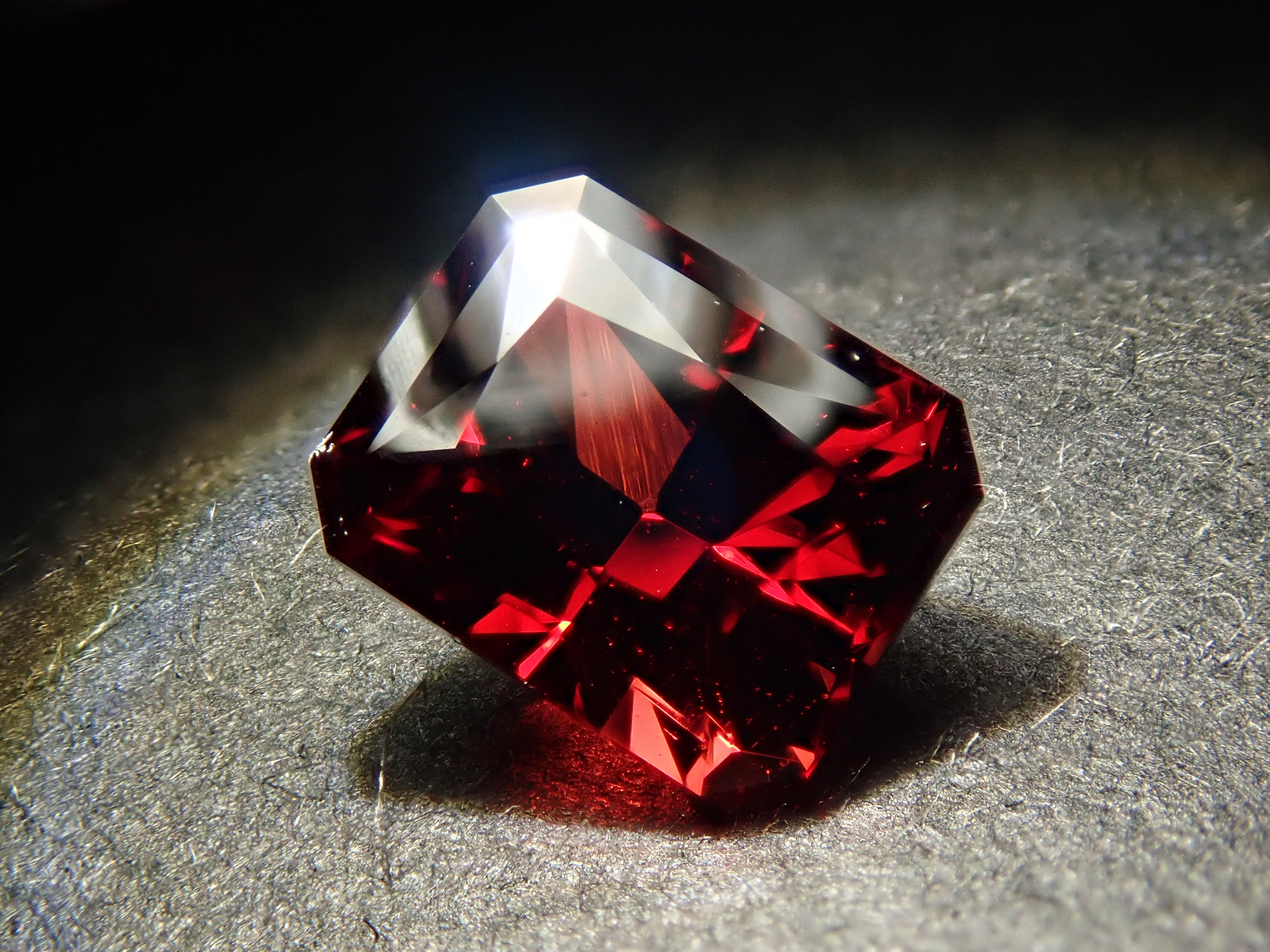 [12561390] Tanzanian Almandine Garnet 0.998ct Loose Stone
