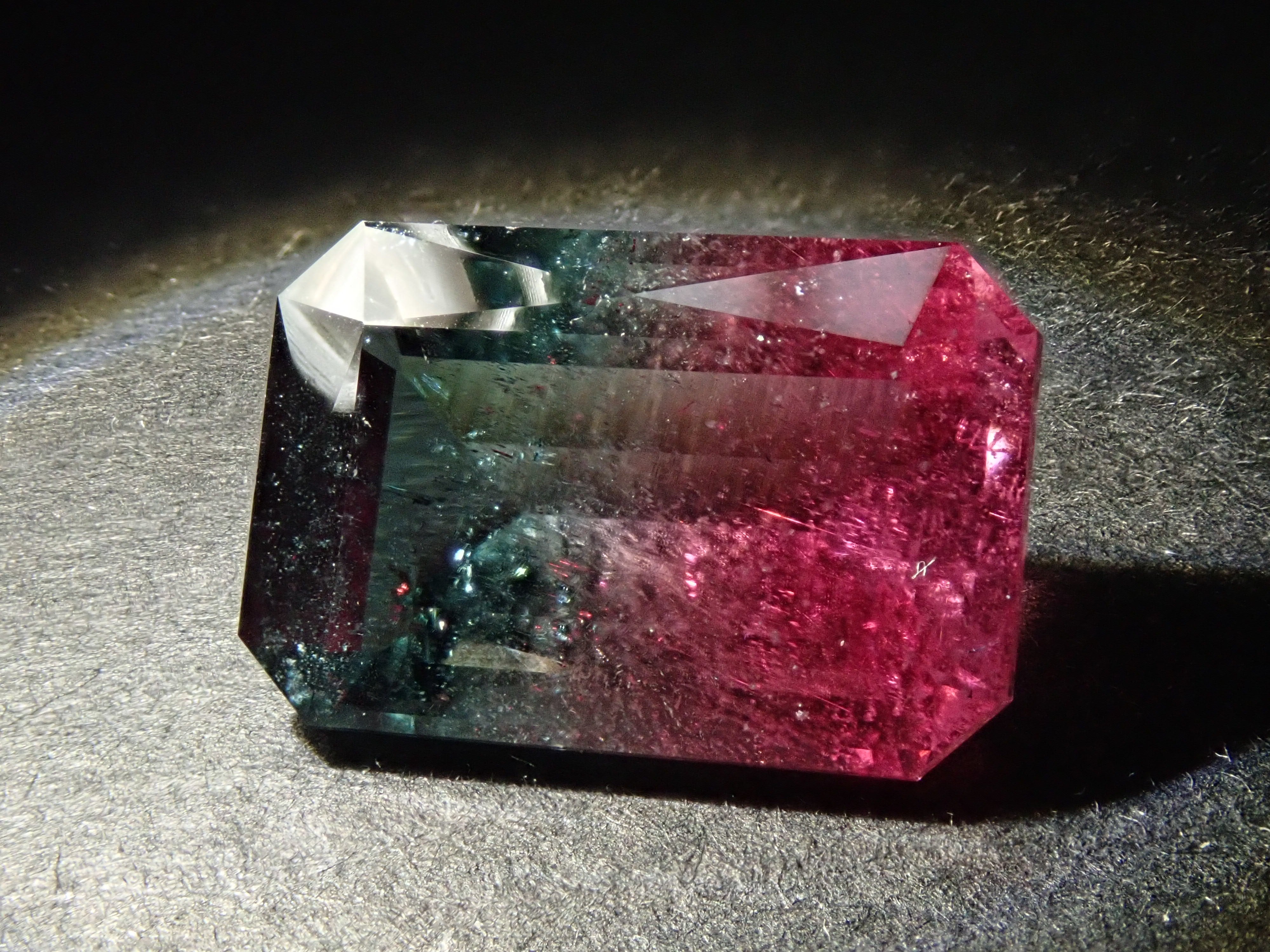 鉱物標本Tourmaline トルマリンブラジル　Hot Pink Pocket Brazilian bicolor tourmaline 4.497ct loose stone
