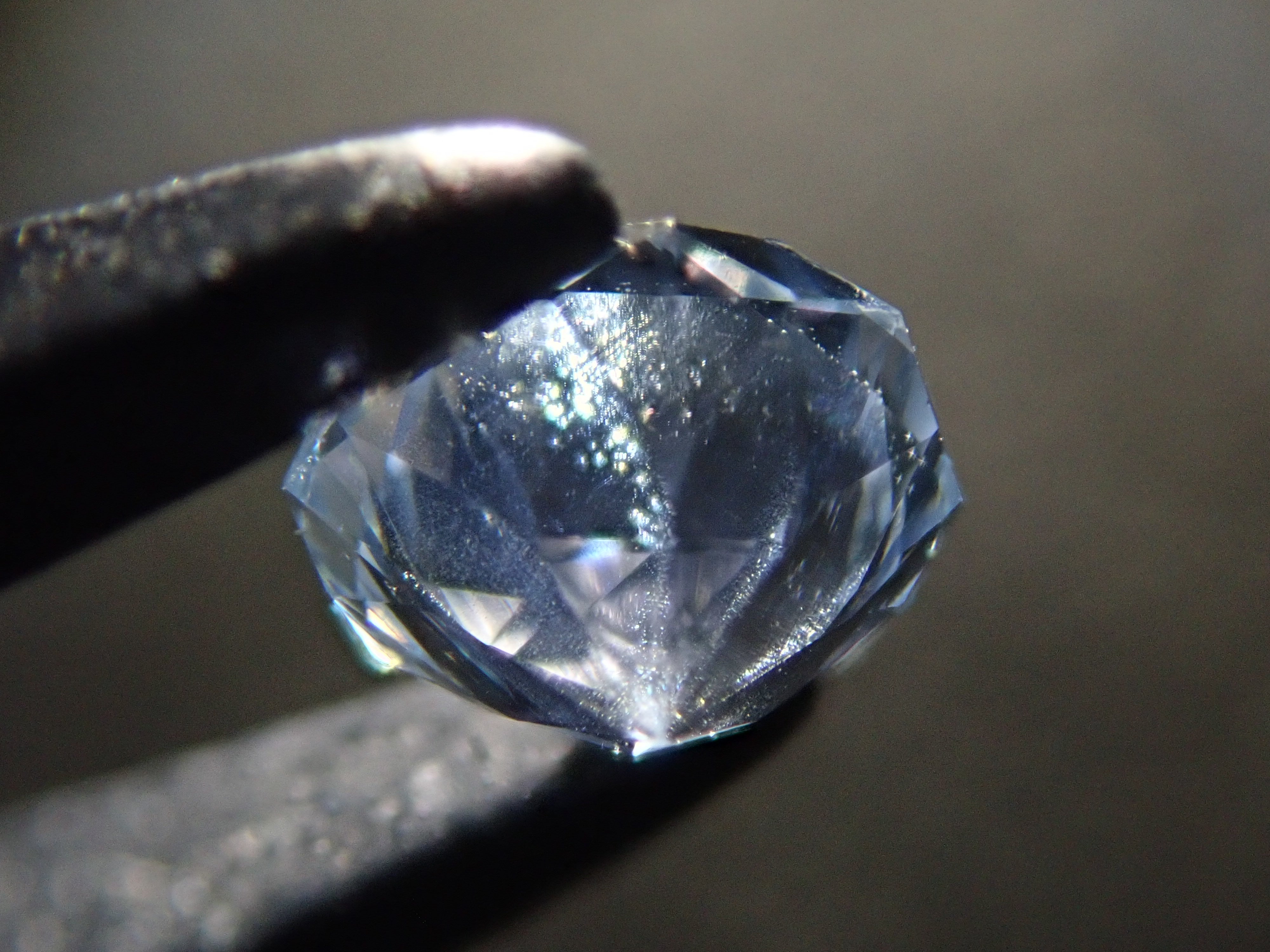 スリランカ産ブルーサファイア（アイスブルー） 0.300ctルース