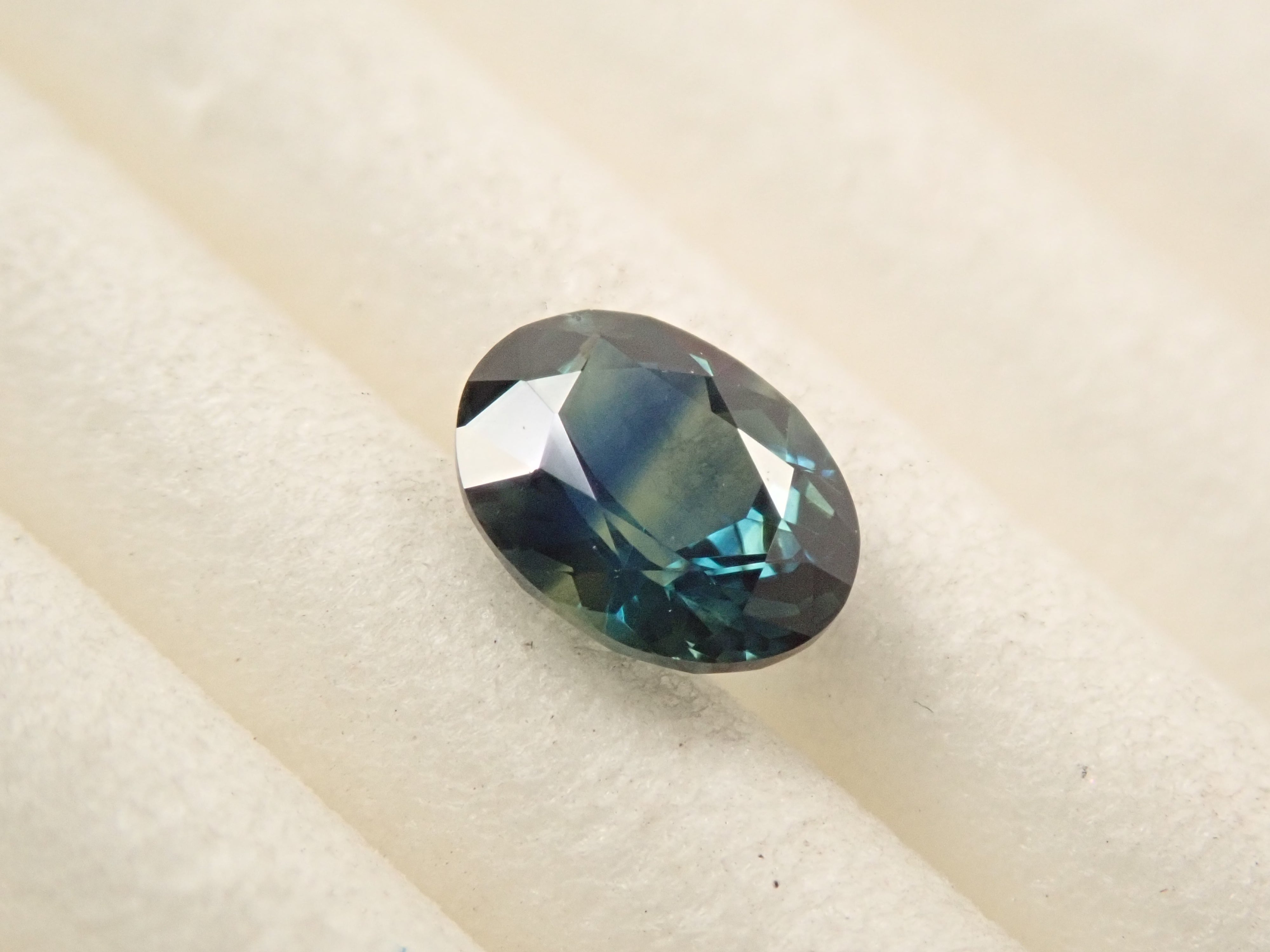 [12561382] Tanzanian Bicolor Sapphire 0.380ct Loose