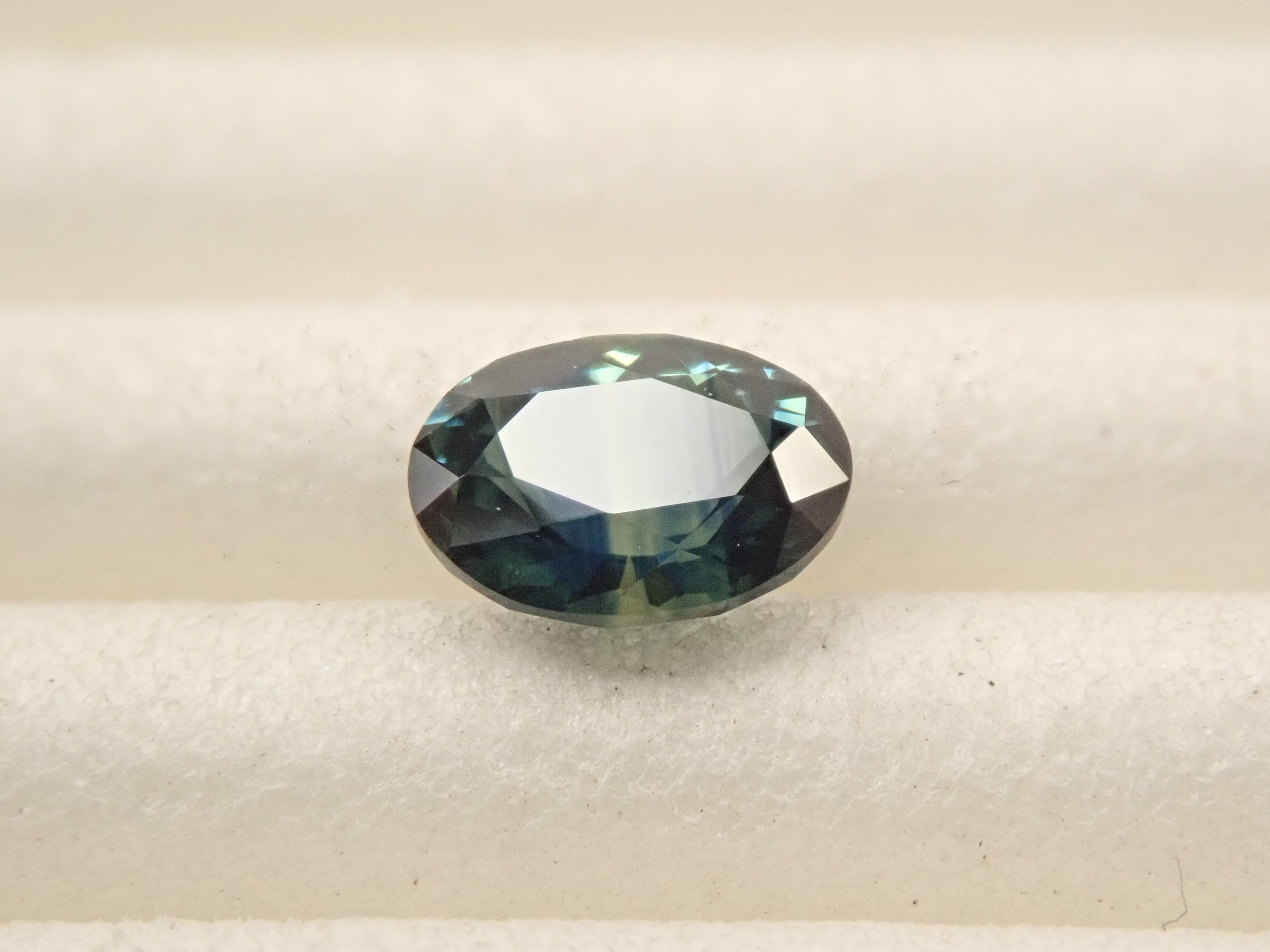 [12561382] Tanzanian Bicolor Sapphire 0.380ct Loose