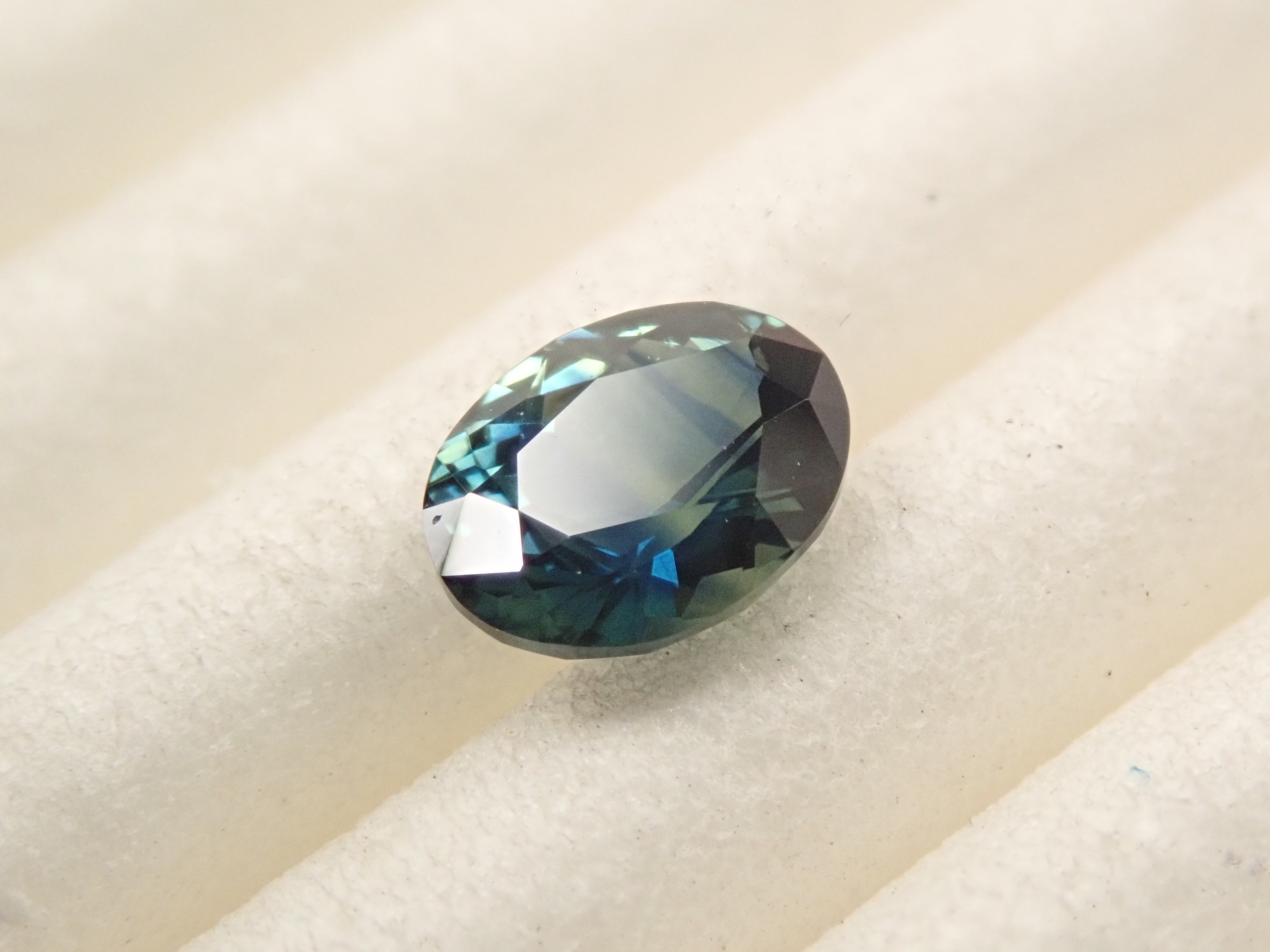 [12561382] Tanzanian Bicolor Sapphire 0.380ct Loose
