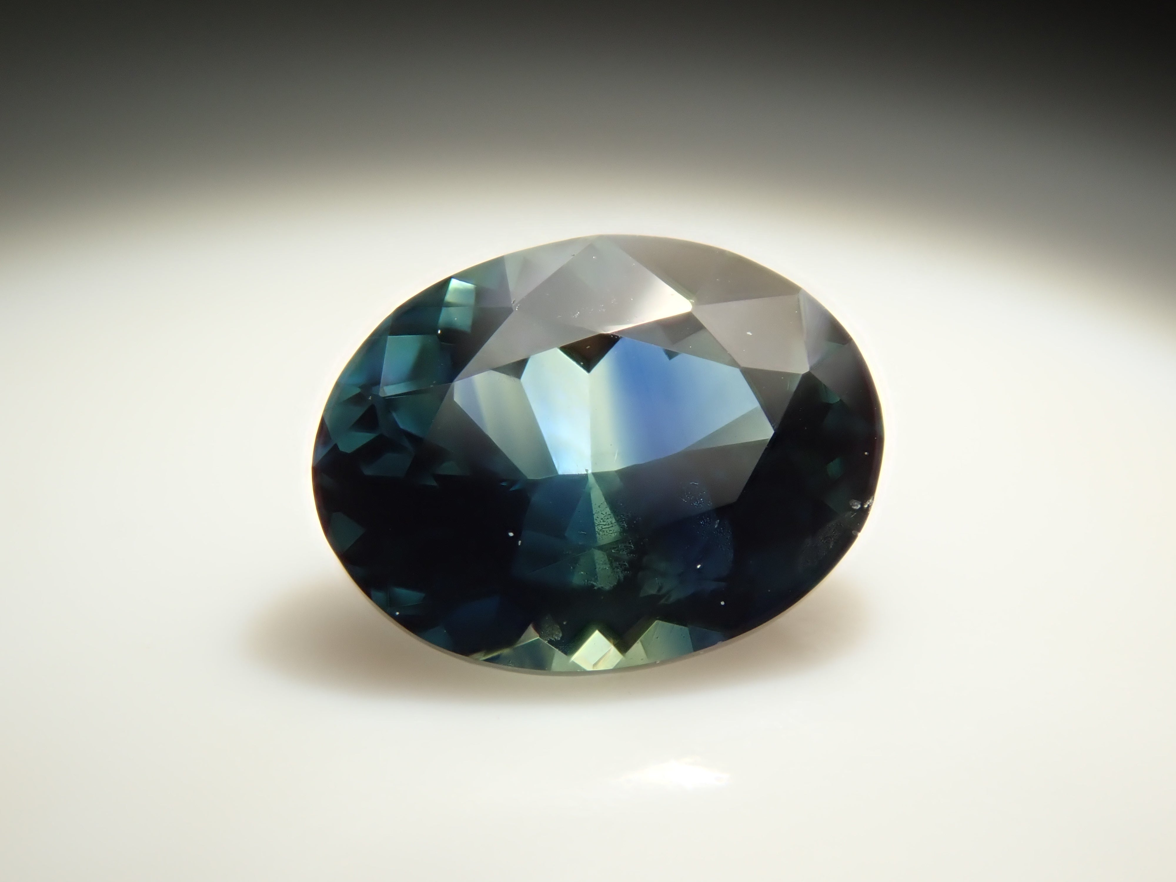[12561382] Tanzanian Bicolor Sapphire 0.380ct Loose