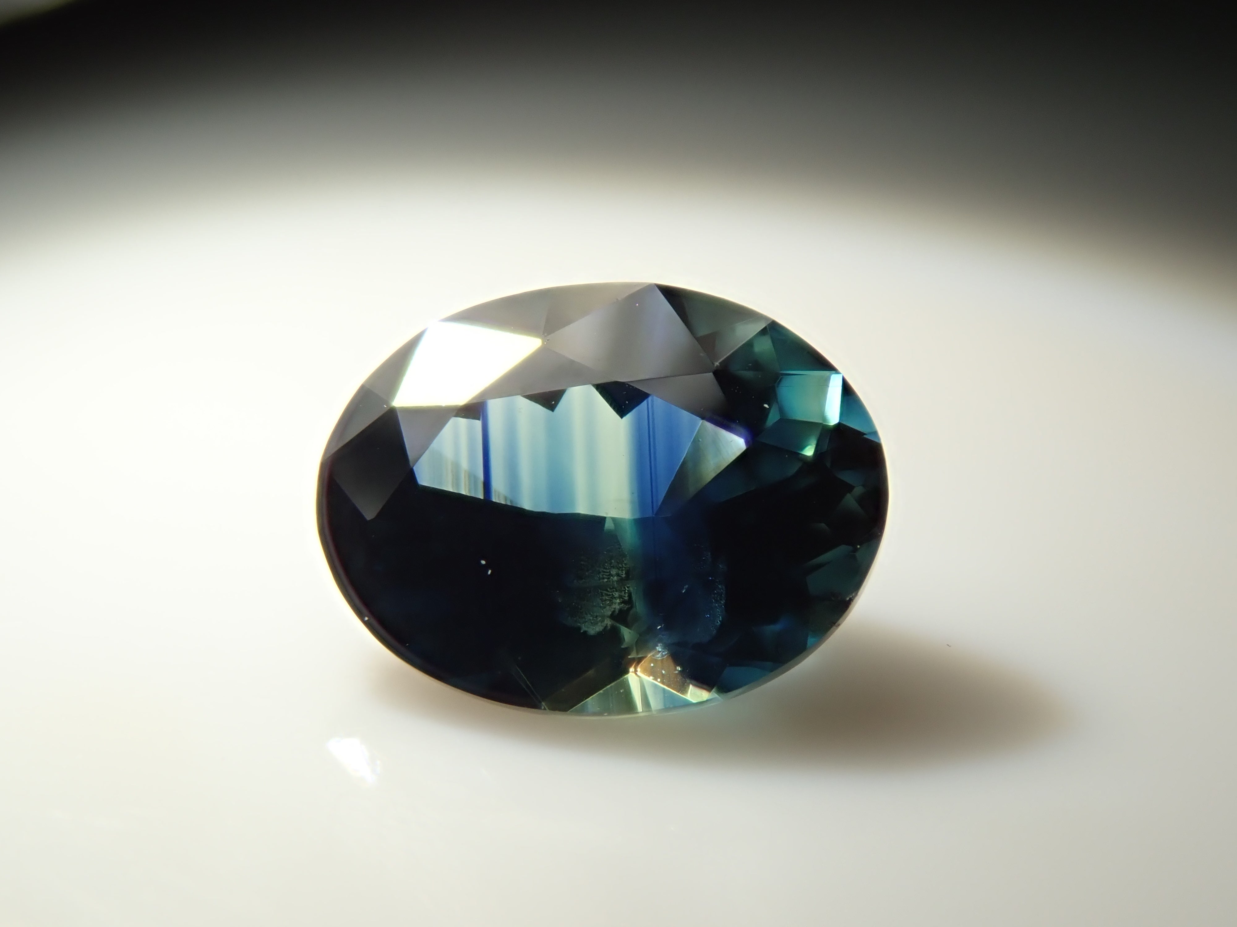 [12561382] Tanzanian Bicolor Sapphire 0.380ct Loose