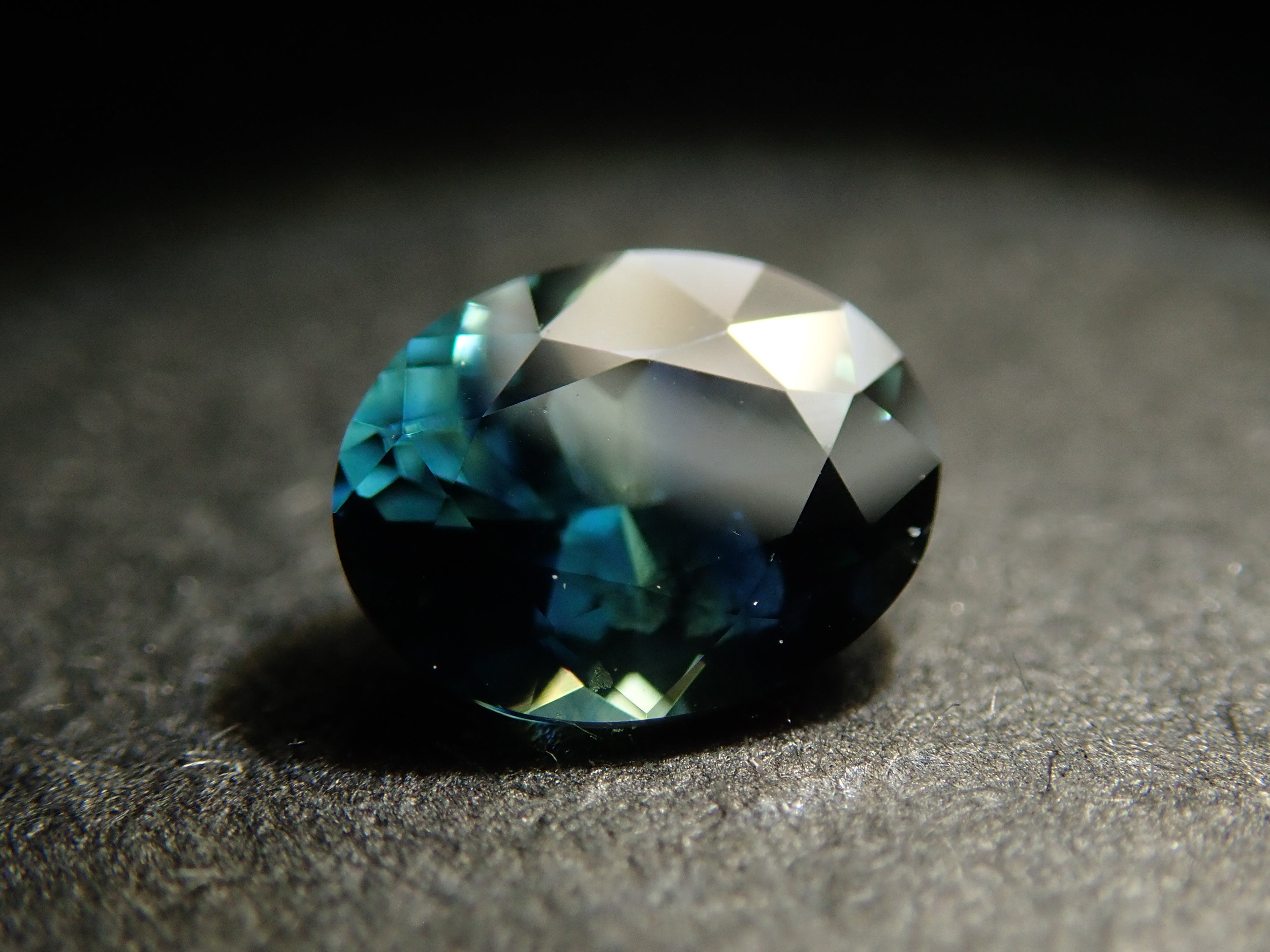 [12561382] Tanzanian Bicolor Sapphire 0.380ct Loose
