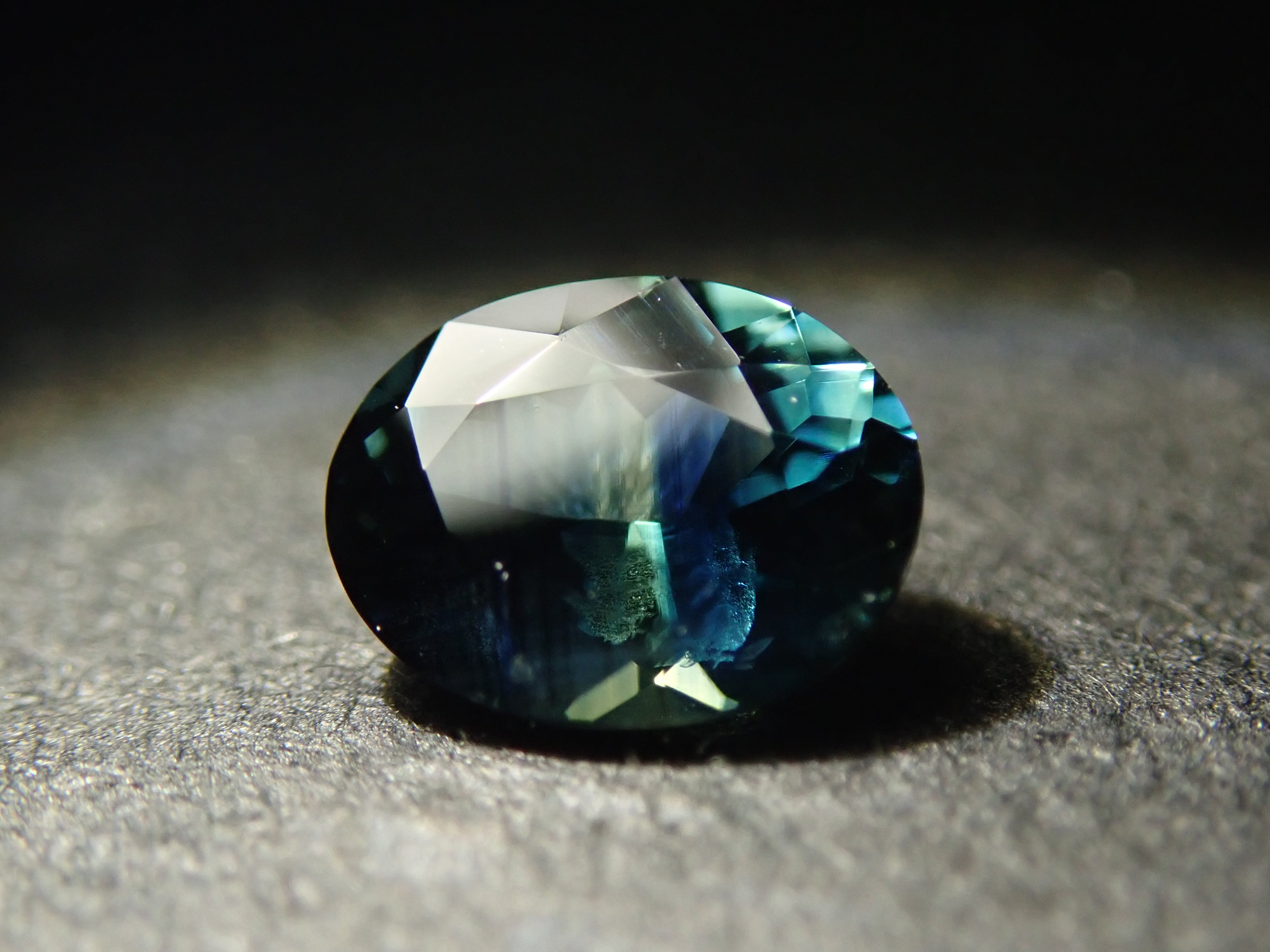[12561382] Tanzanian Bicolor Sapphire 0.380ct Loose