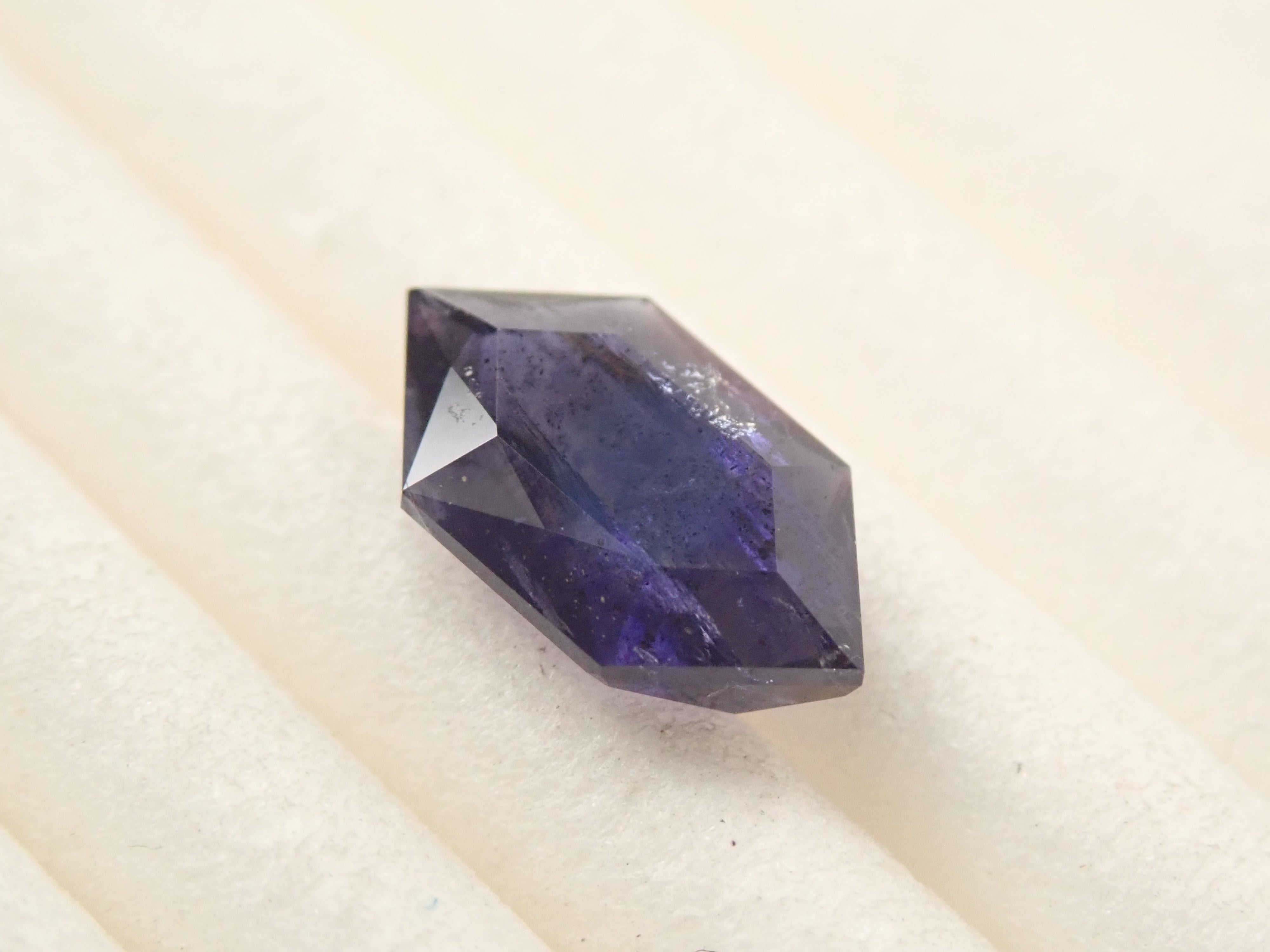 レアストーン　アイオライト&エメラルド&トルマリン&マイカ共生5.25cm インド産アイオライトサンストーン 0.395ctルース