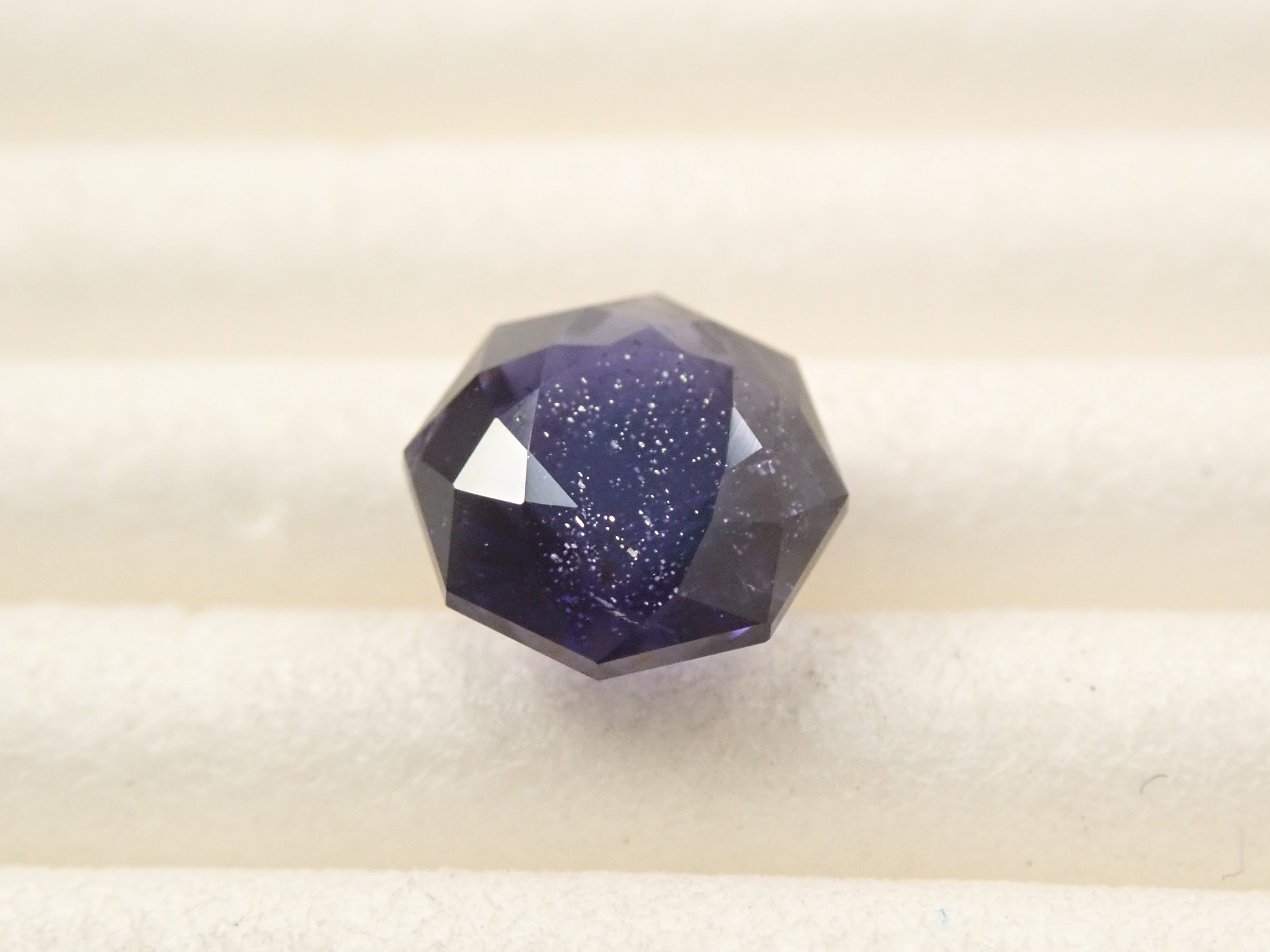 [12561376] 0.745ct loose Indian iolite sunstone