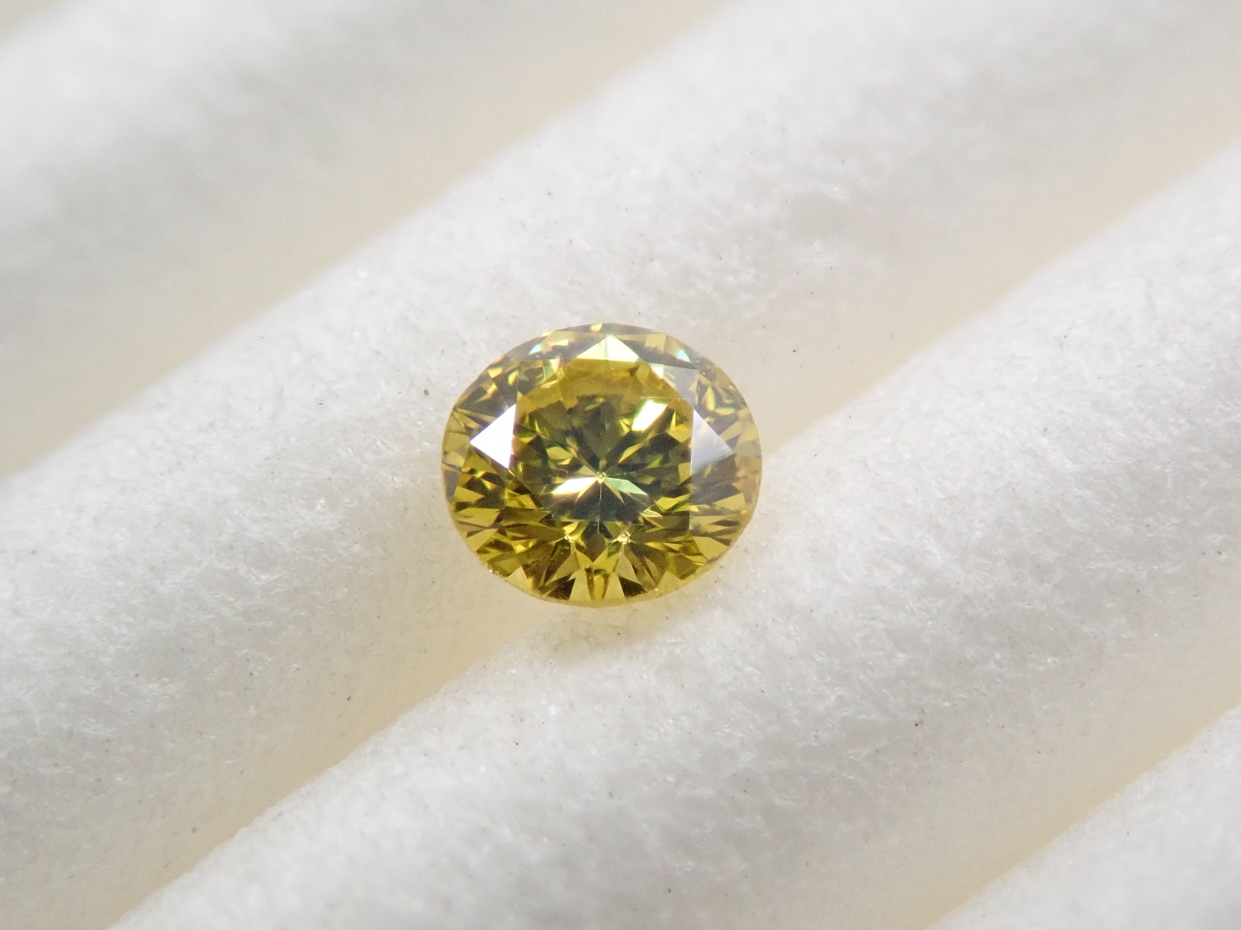 イエローダイヤモンド（トリートメント） 0.089ctルース(FANCY INTENSE GREENISH YELLOW*, VS2)