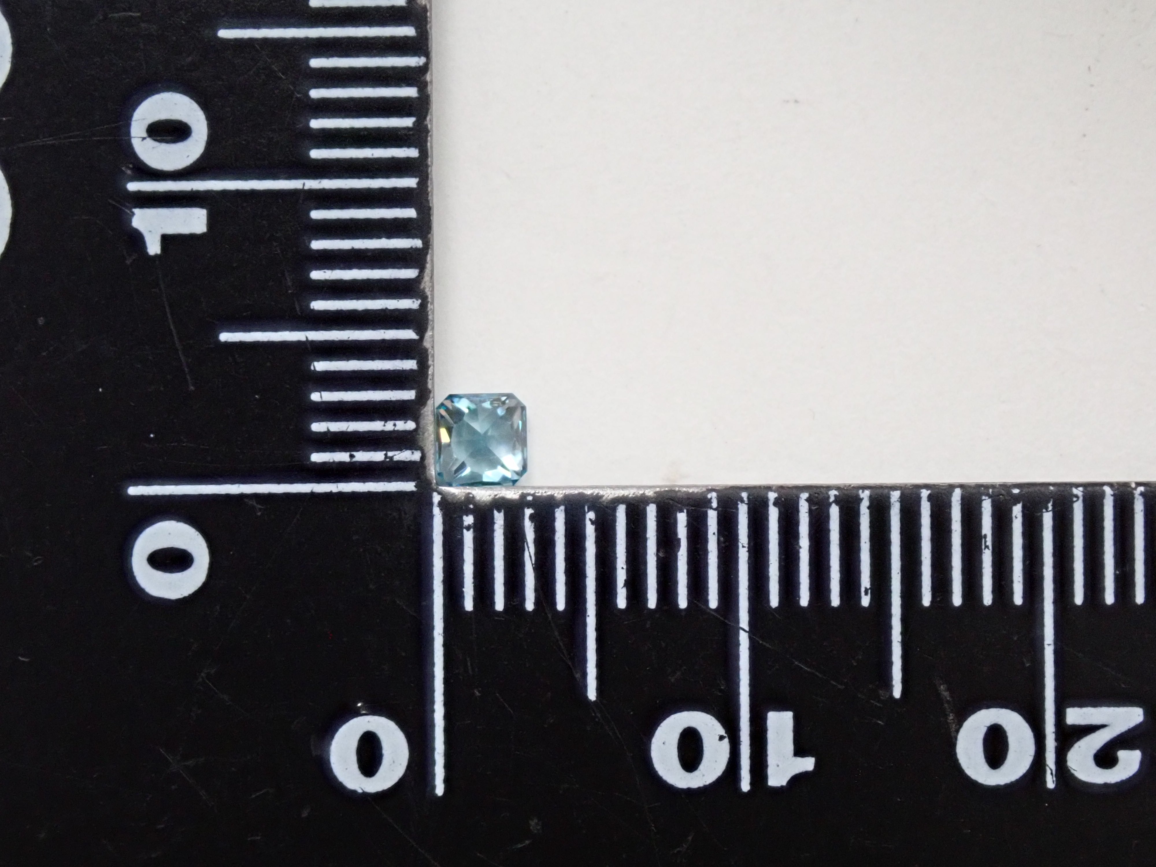 カンボジア産ブルージルコン 0.204ctルース