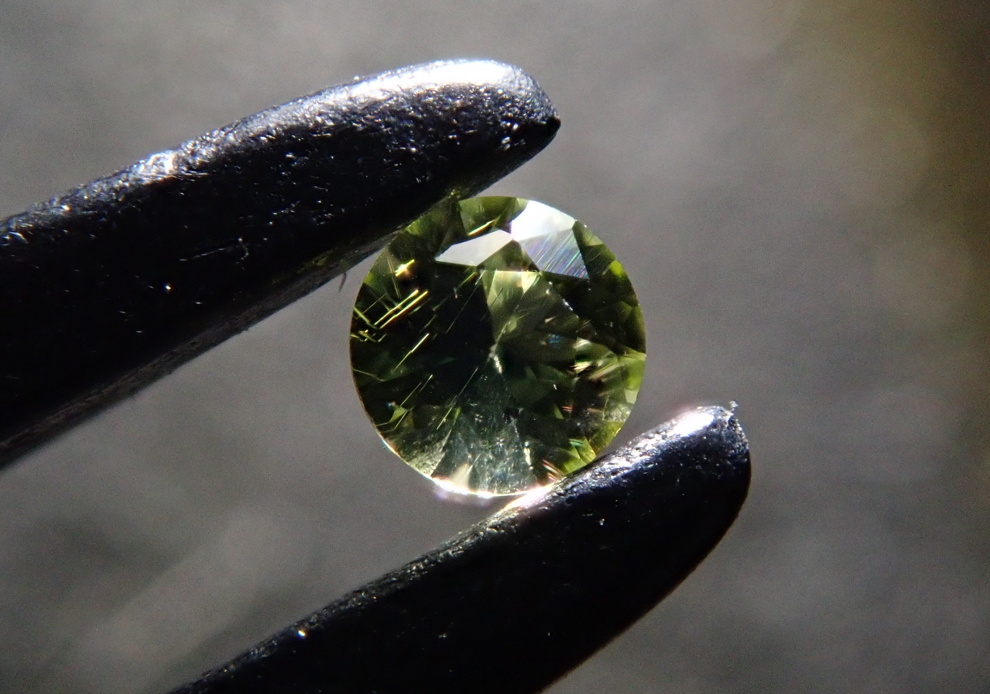 Paracytic peridot 2mm/0.028ct loose