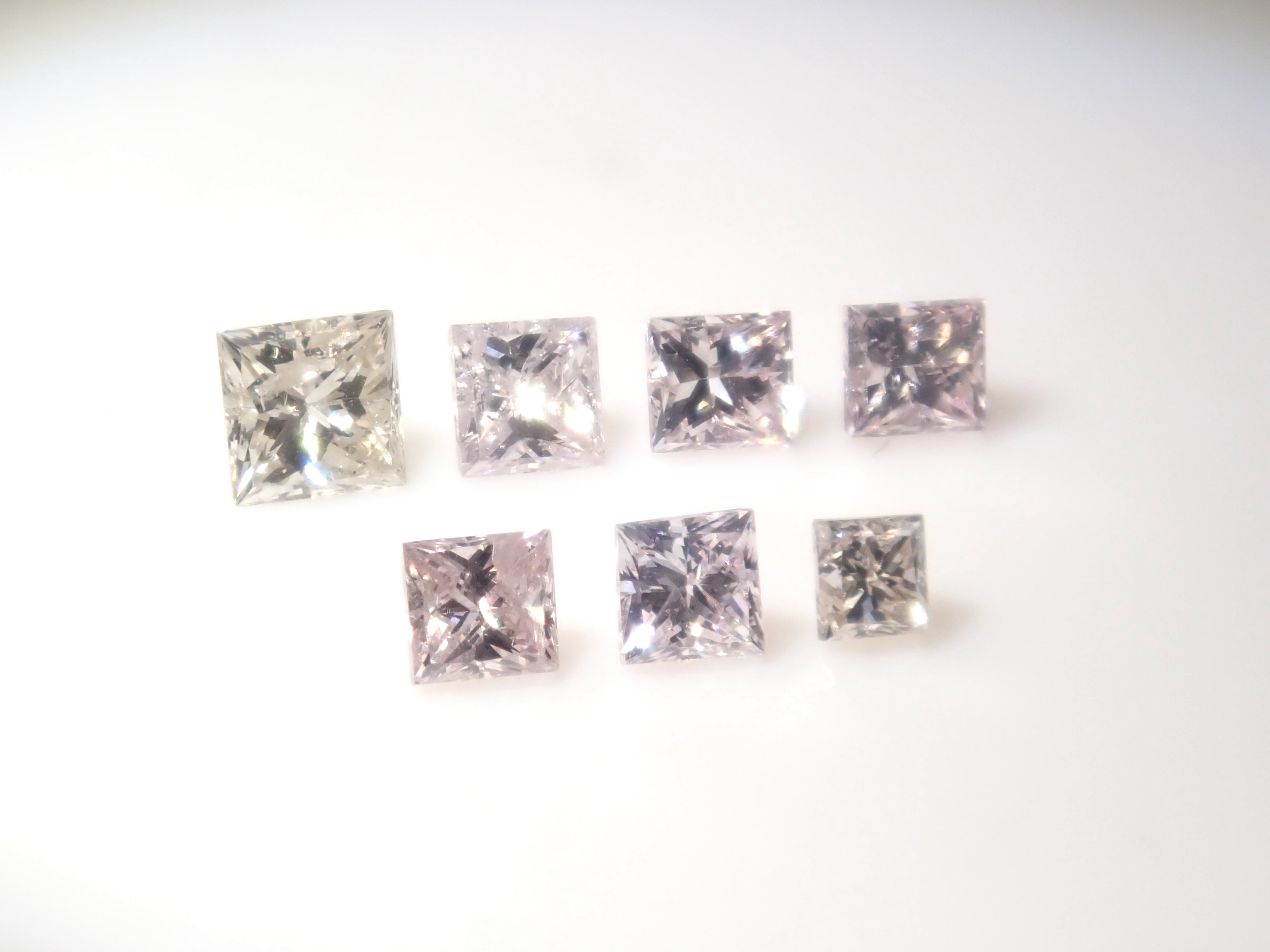 【11/29 22時販売】《限定20石》通常13万円のFANCY INTENSEのピンクダイヤモンド0.086ctを含むダイヤガチャ💎VSクラス相当のアイスブルーダイヤモンドな《複数購入割引有》