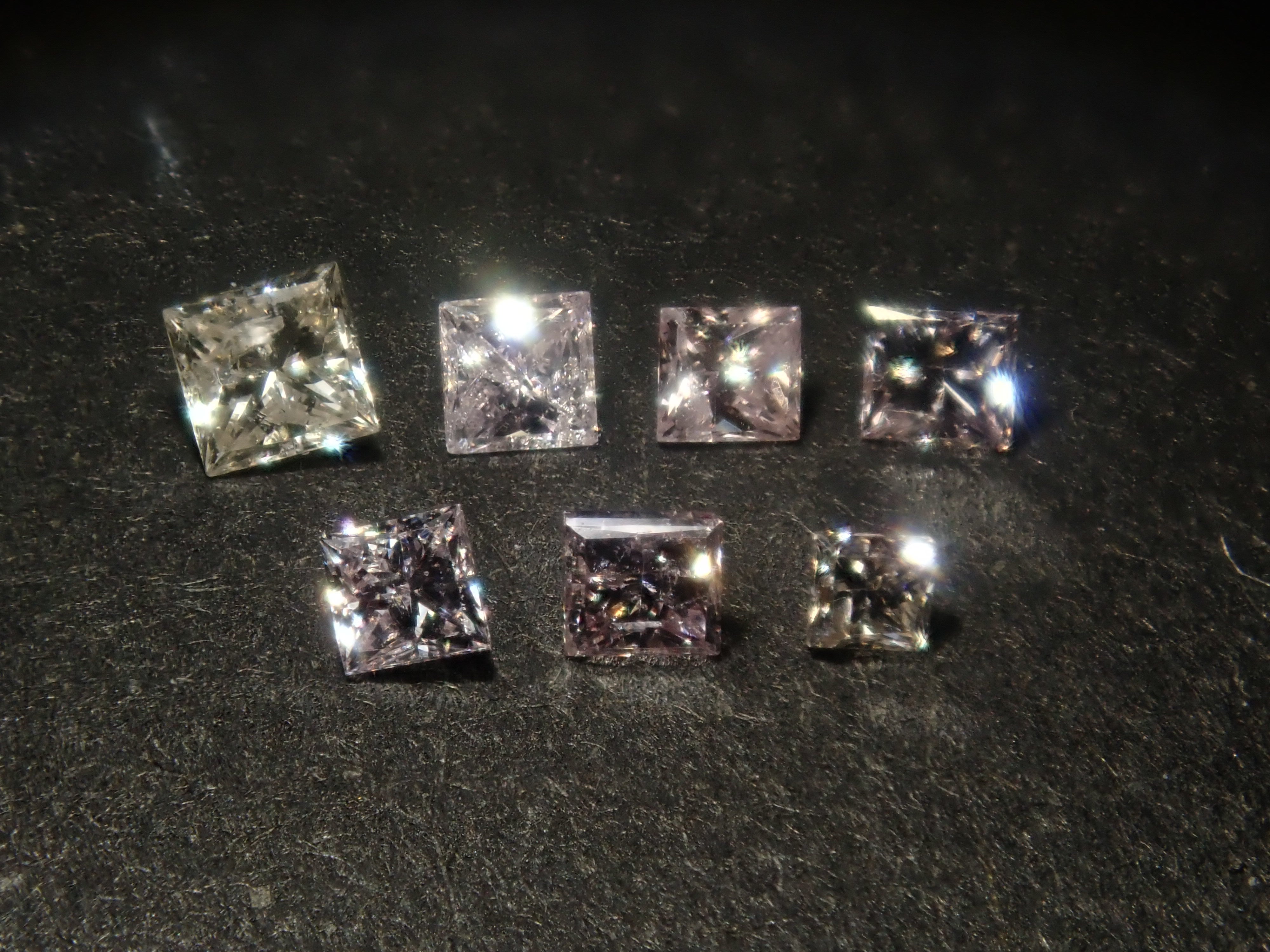 【11/29 22時販売】《限定20石》通常13万円のFANCY INTENSEのピンクダイヤモンド0.086ctを含むダイヤガチャ💎VSクラス相当のアイスブルーダイヤモンドな《複数購入割引有》