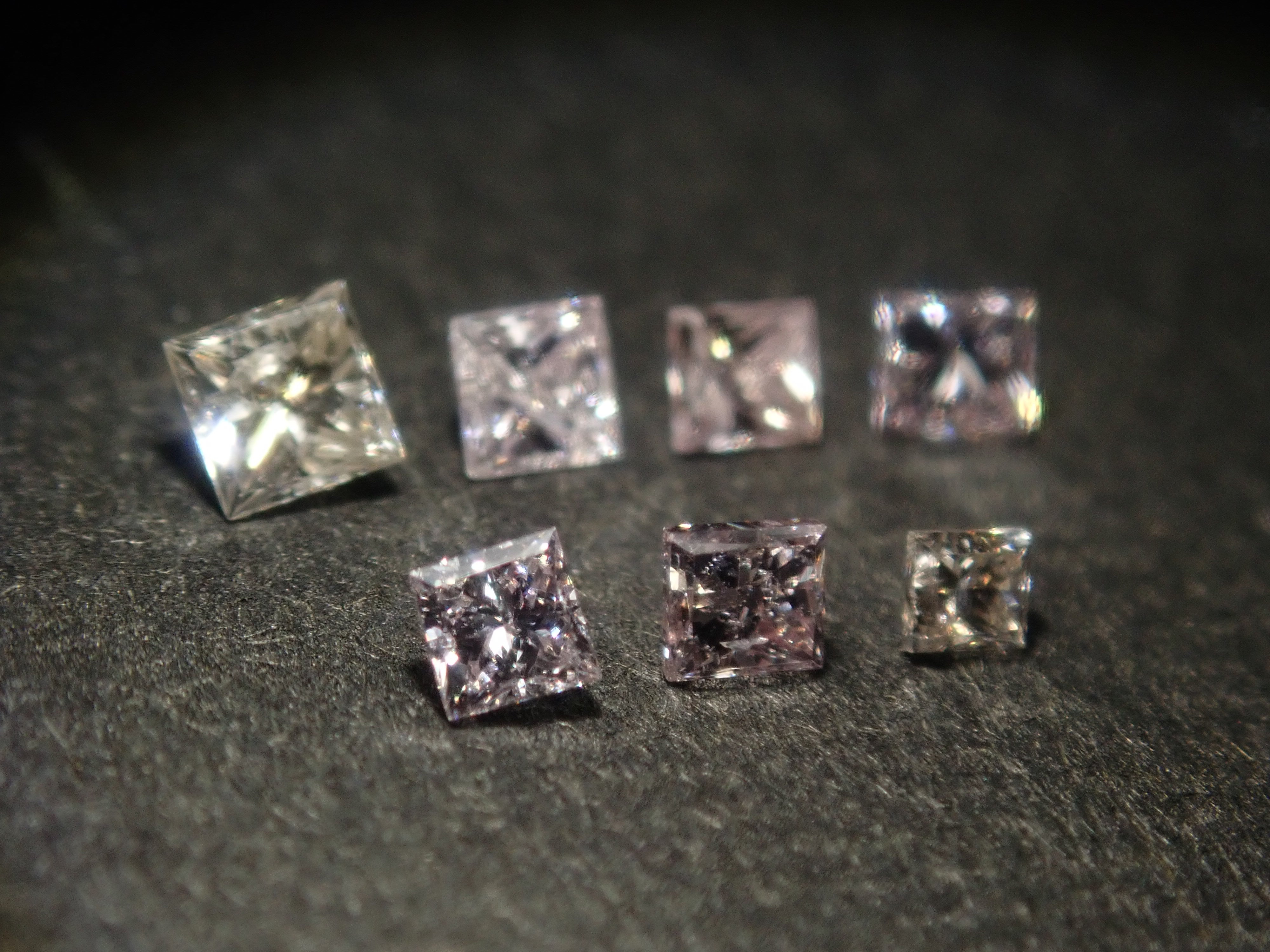 【11/29 22時販売】《限定20石》通常13万円のFANCY INTENSEのピンクダイヤモンド0.086ctを含むダイヤガチャ💎VSクラス相当のアイスブルーダイヤモンドな《複数購入割引有》