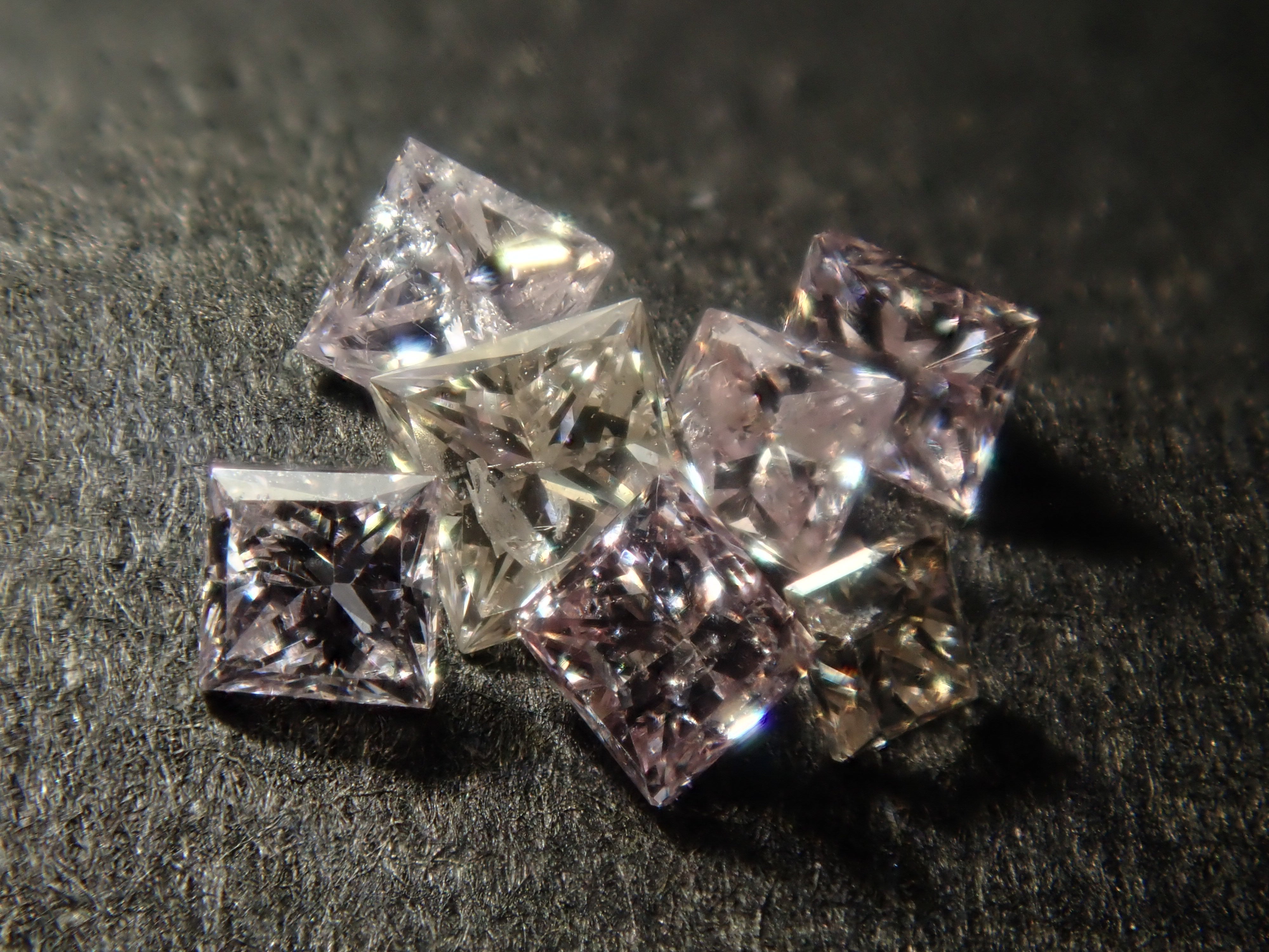 【11/29 22時販売】《限定20石》通常13万円のFANCY INTENSEのピンクダイヤモンド0.086ctを含むダイヤガチャ💎VSクラス相当のアイスブルーダイヤモンドな《複数購入割引有》