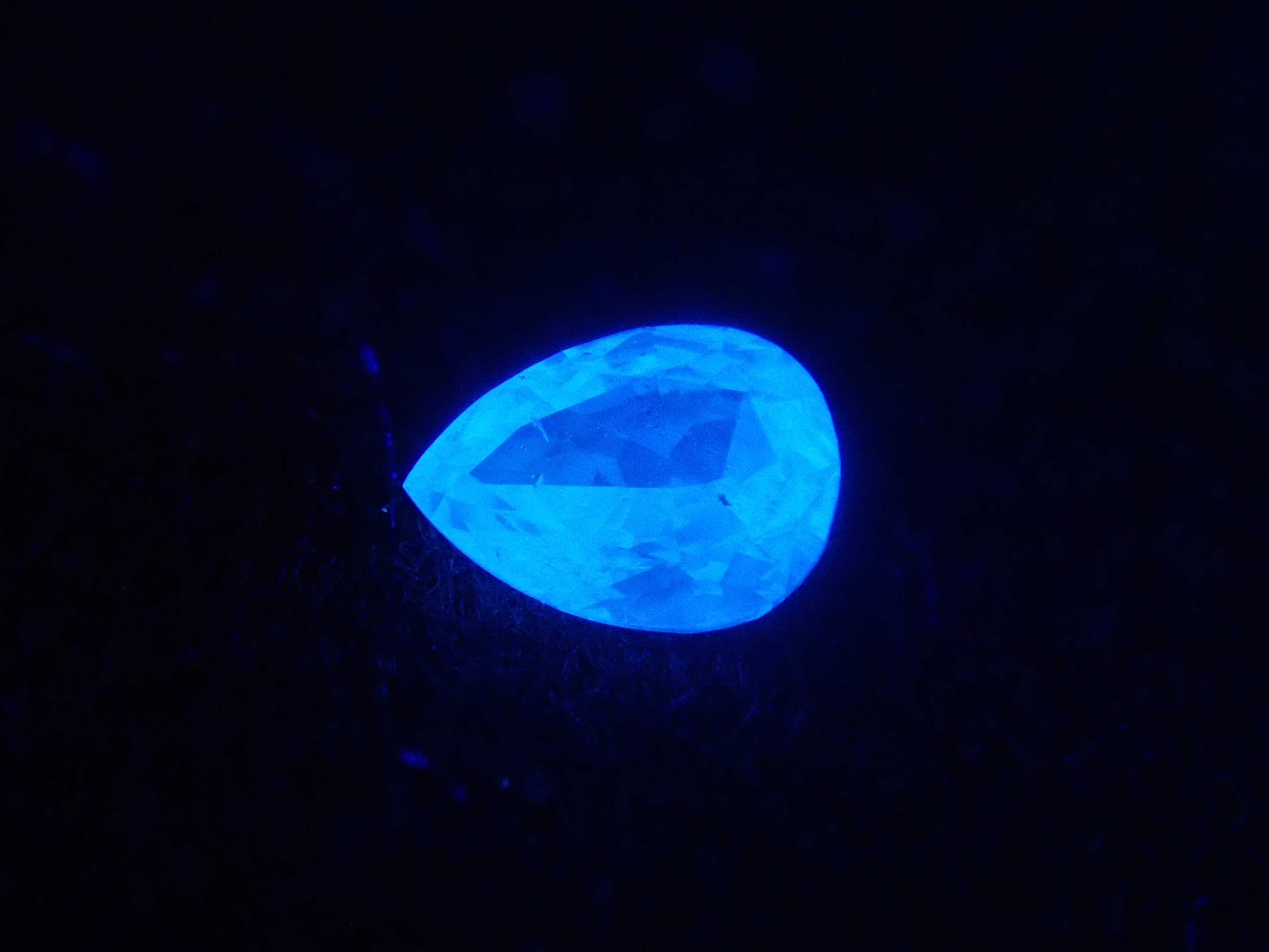 【11/29 22時販売】《限定20石》通常13万円のFANCY INTENSEのピンクダイヤモンド0.086ctを含むダイヤガチャ💎VSクラス相当のアイスブルーダイヤモンドな《複数購入割引有》