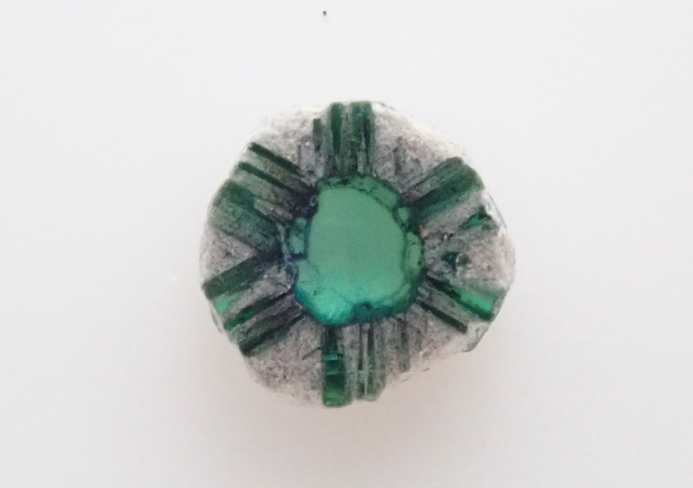 哥倫比亞達碧茲祖母綠（逆達碧茲）3.0 毫米/0.107 克拉原石（刻面切割）