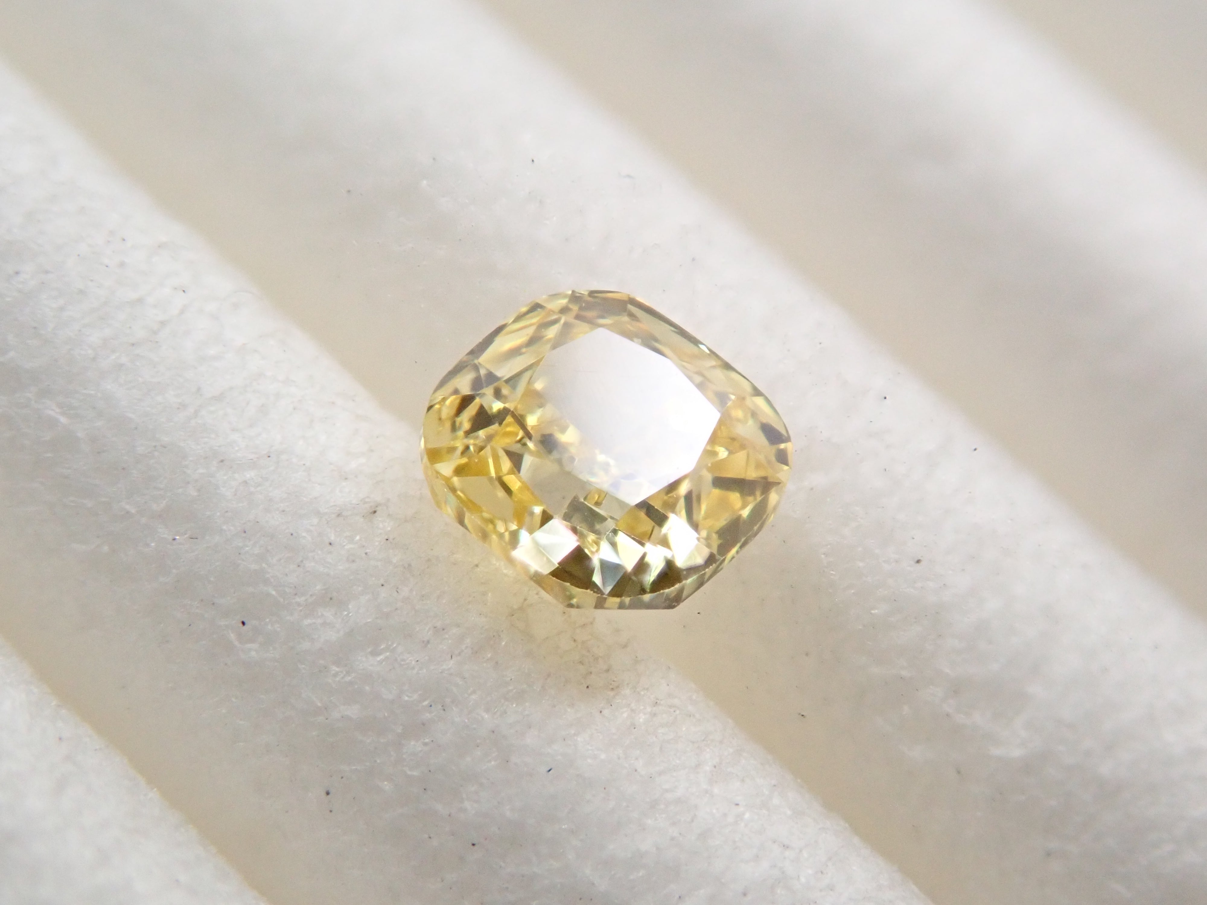 Yellow diamond 0.188ct loose (FANCY INTENSE YELLOW, VS1)