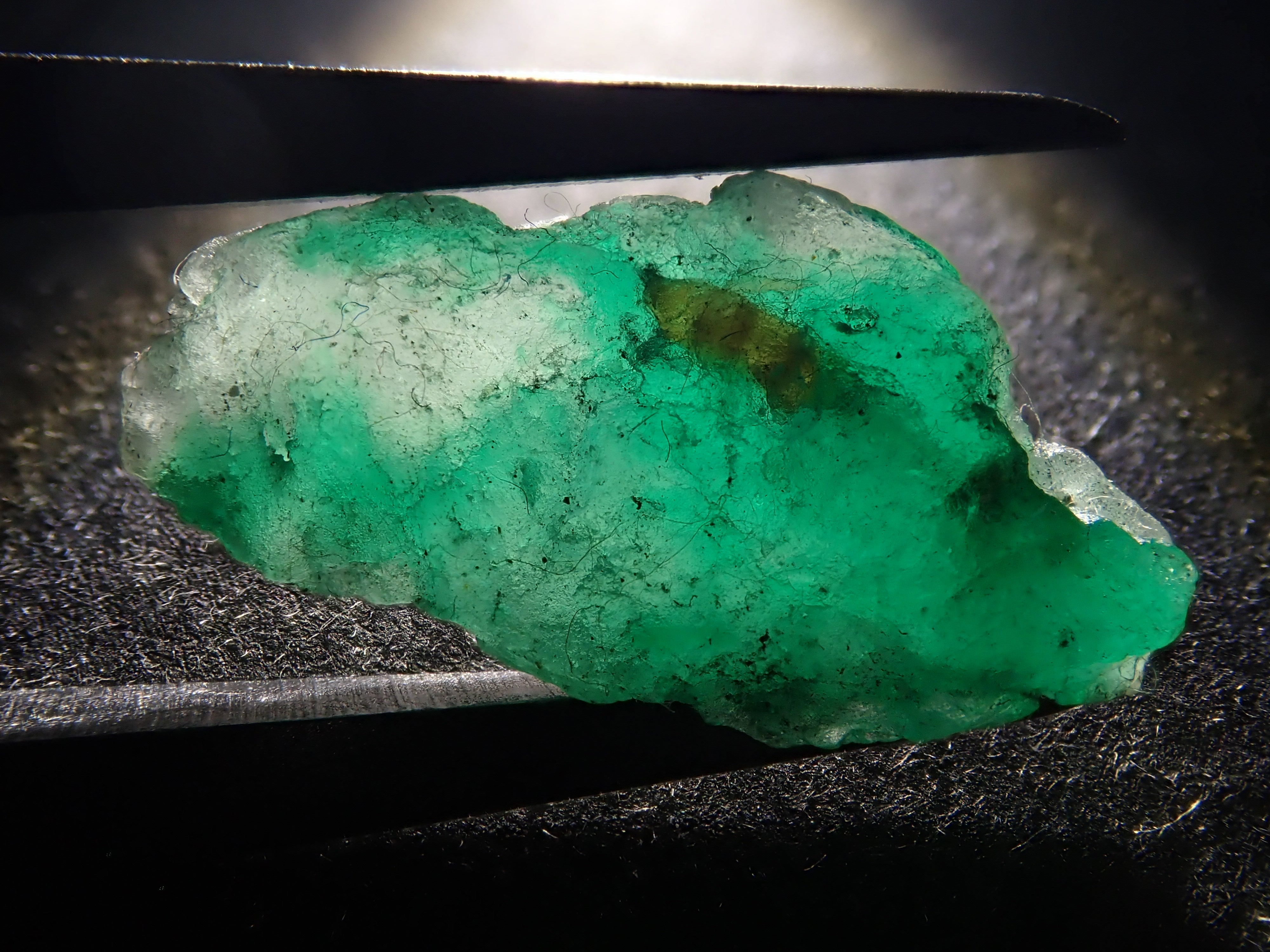 ド迫力！レア！！エメラルド原石 約3.5㌔ 91 theory xyz エメラルド 原石 大型 置物 甲府研磨 宝石(鑑別書付) 889g