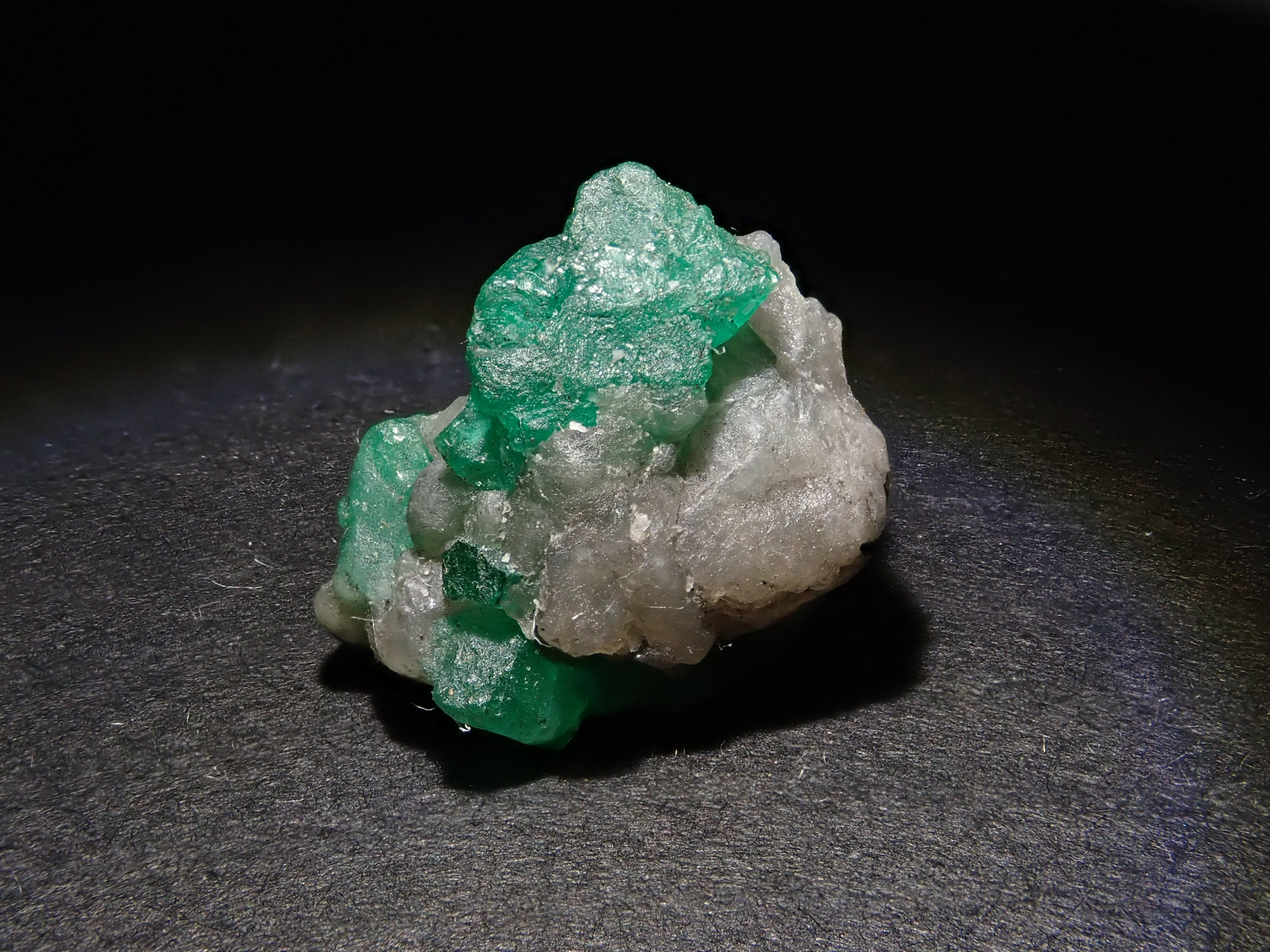 コロンビア産エメラルド 7.924ct原石