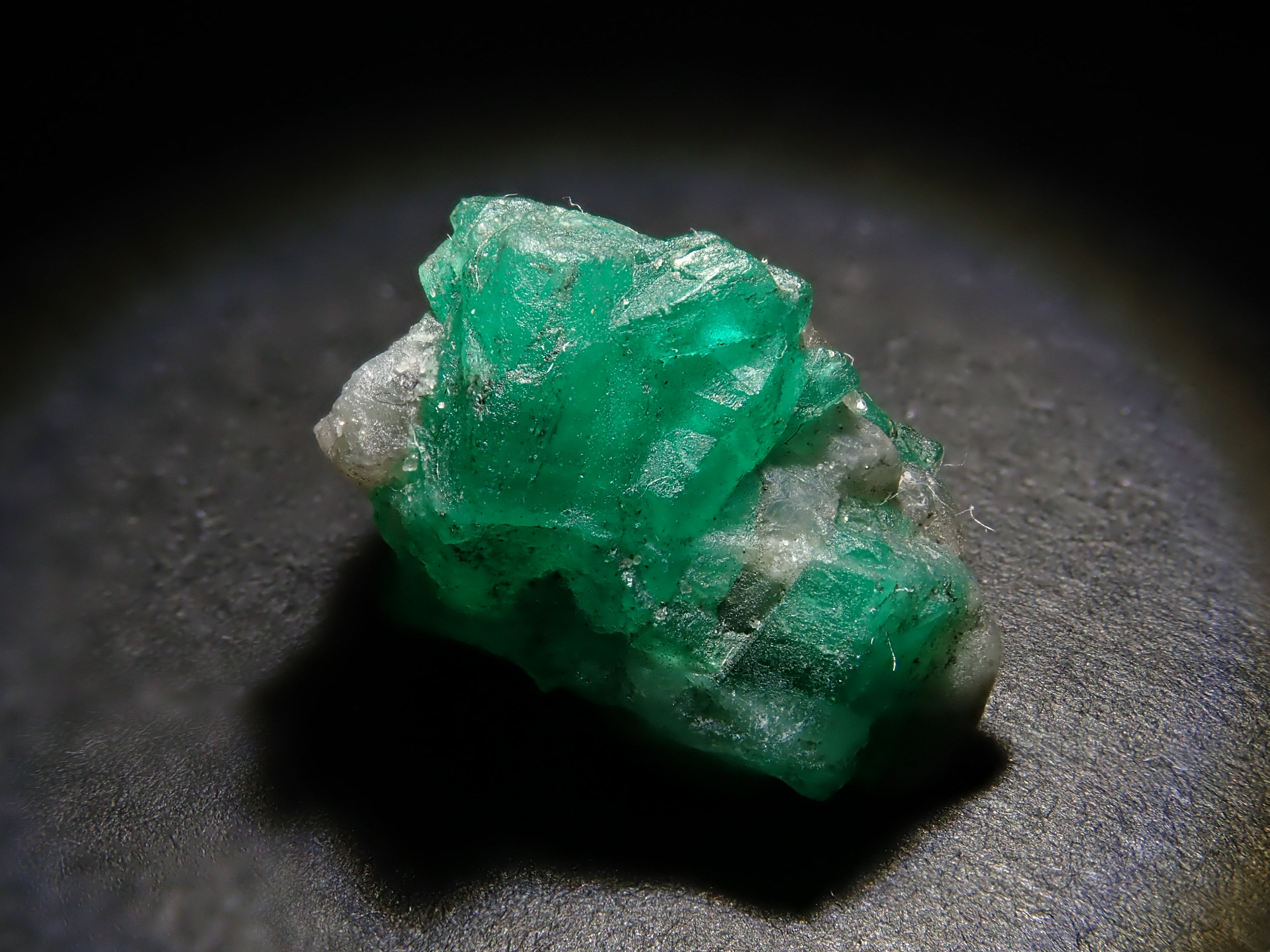 コロンビア産エメラルド 7.924ct原石