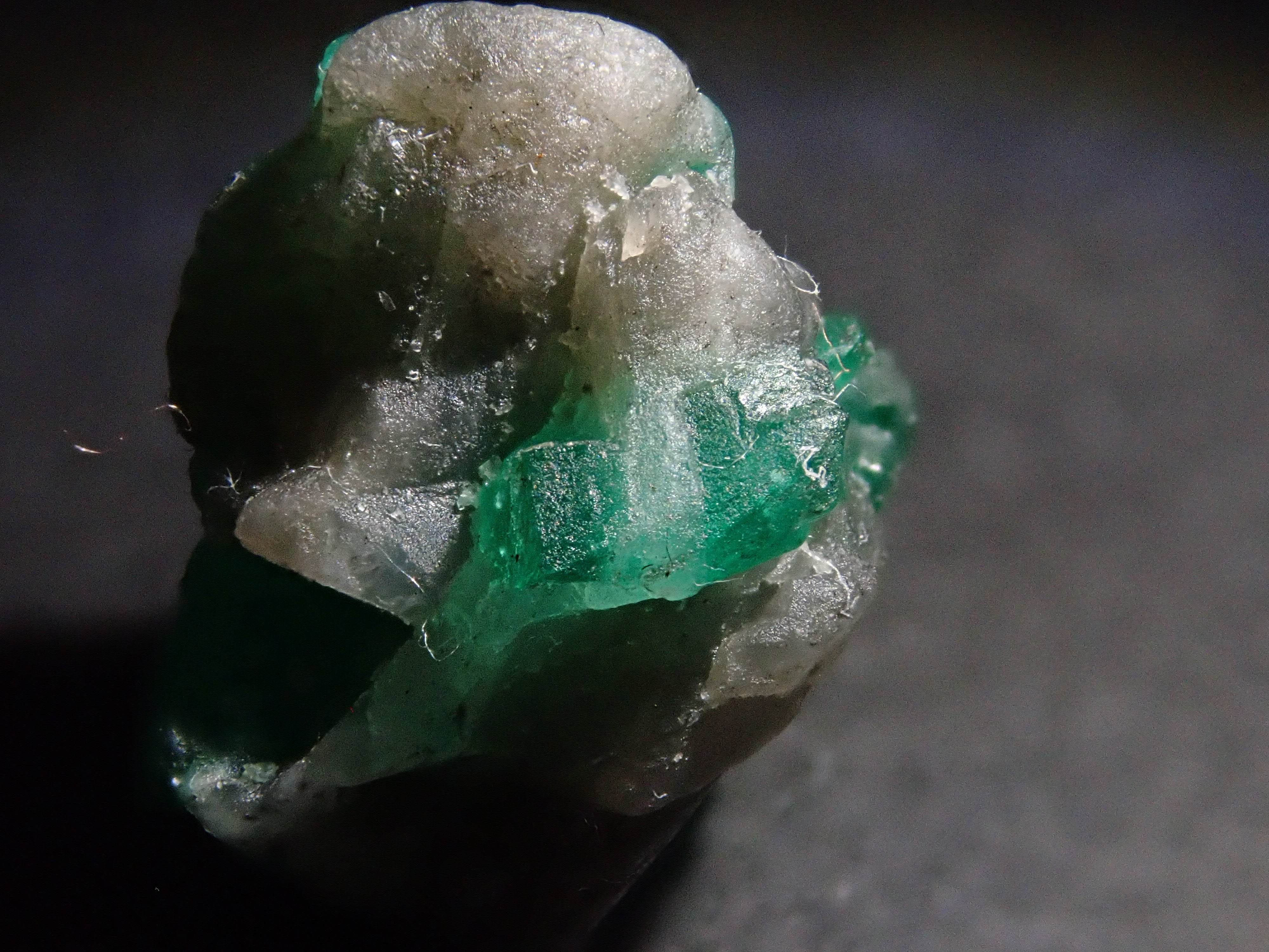 コロンビア産エメラルド 7.924ct原石