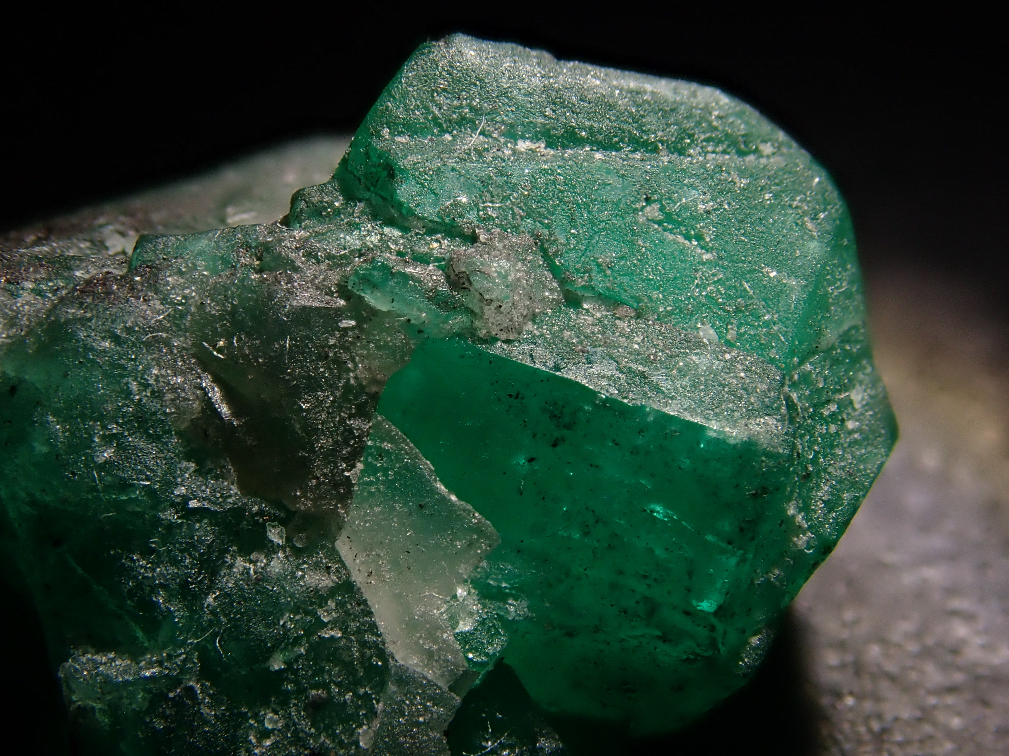 コロンビア産エメラルド 8.169ct原石