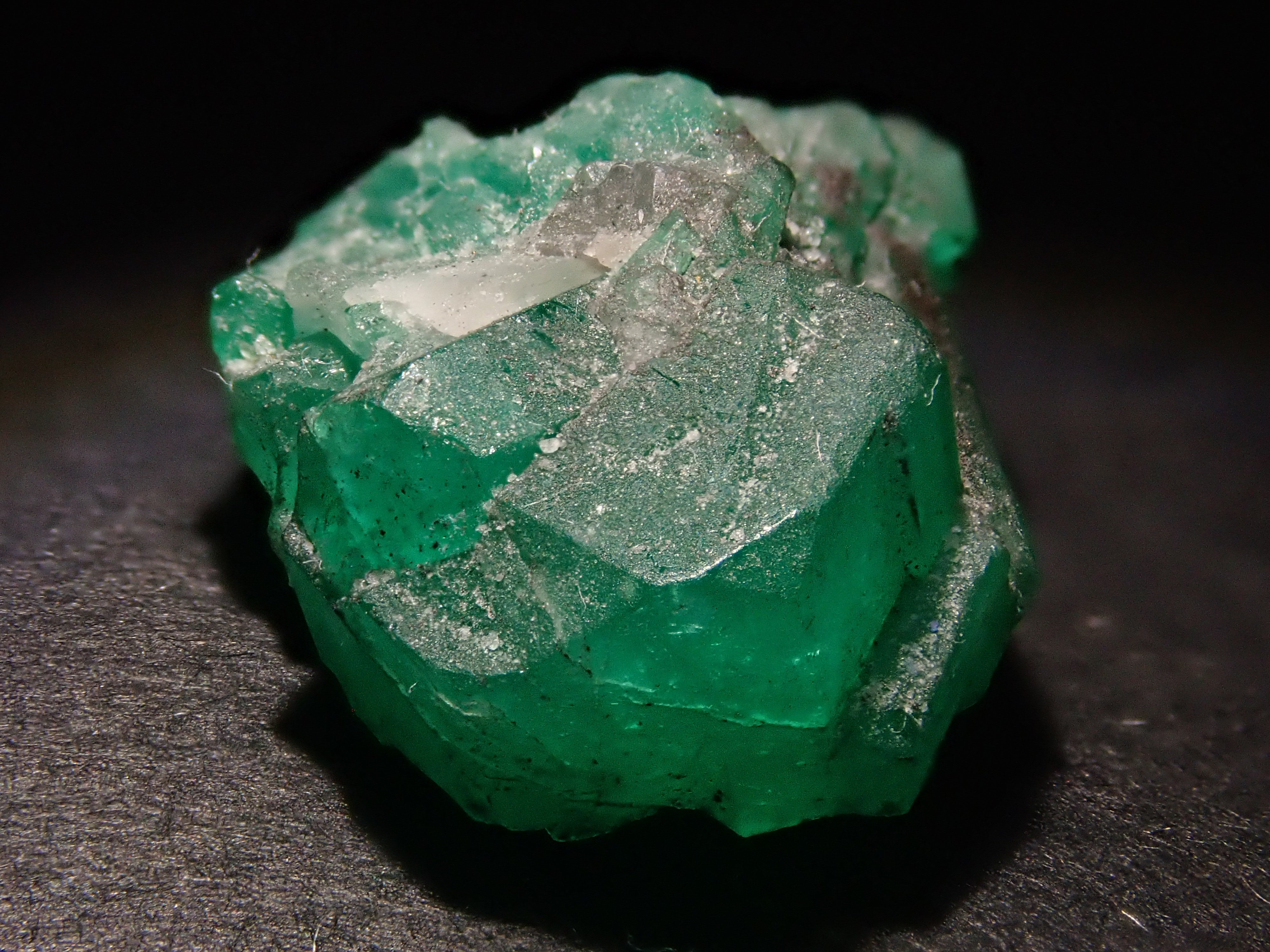 [12/20 22:00 Sale] Colombian Emerald 8.169ct Rough Stone