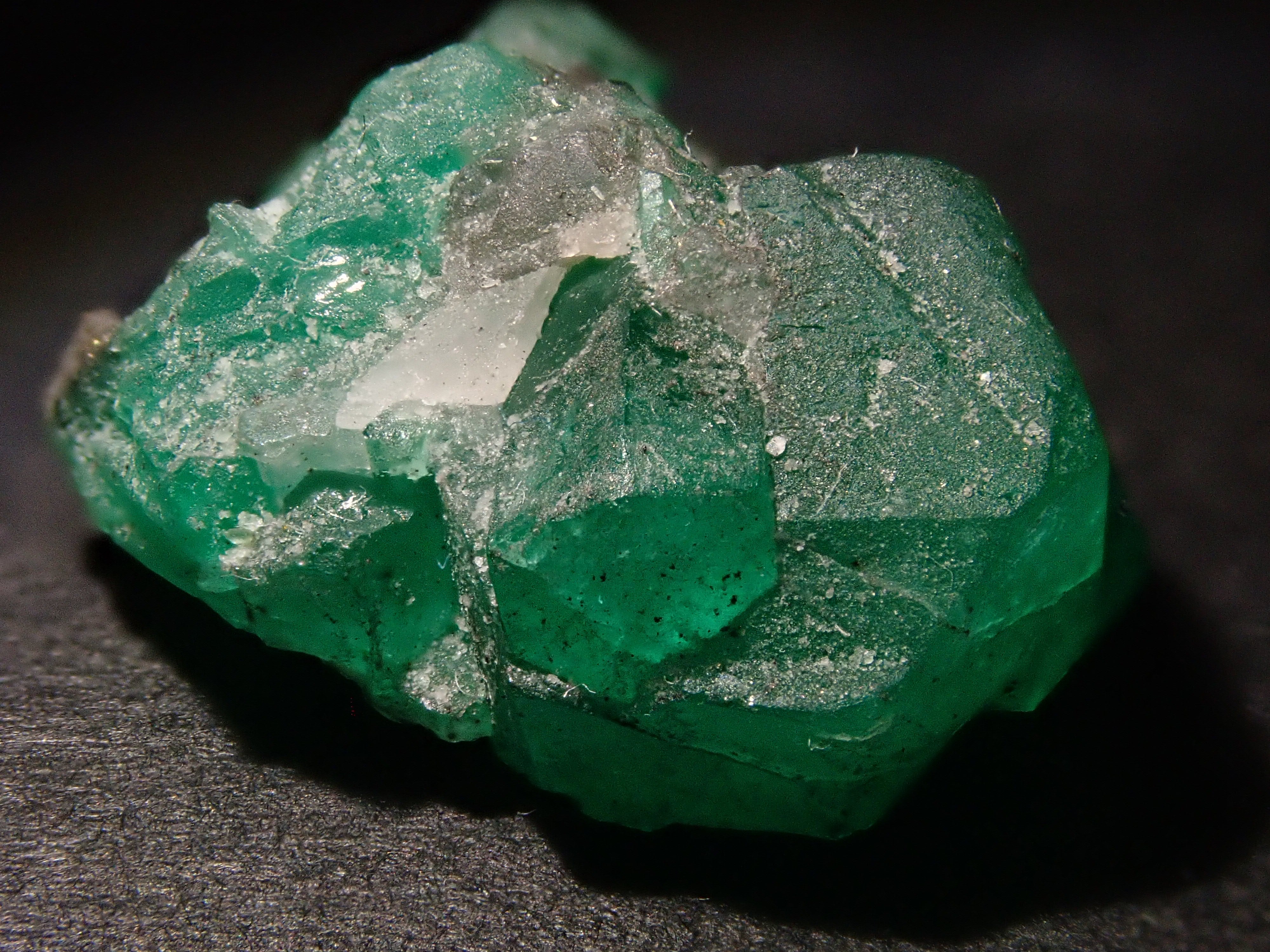 [12/20 22:00 Sale] Colombian Emerald 8.169ct Rough Stone
