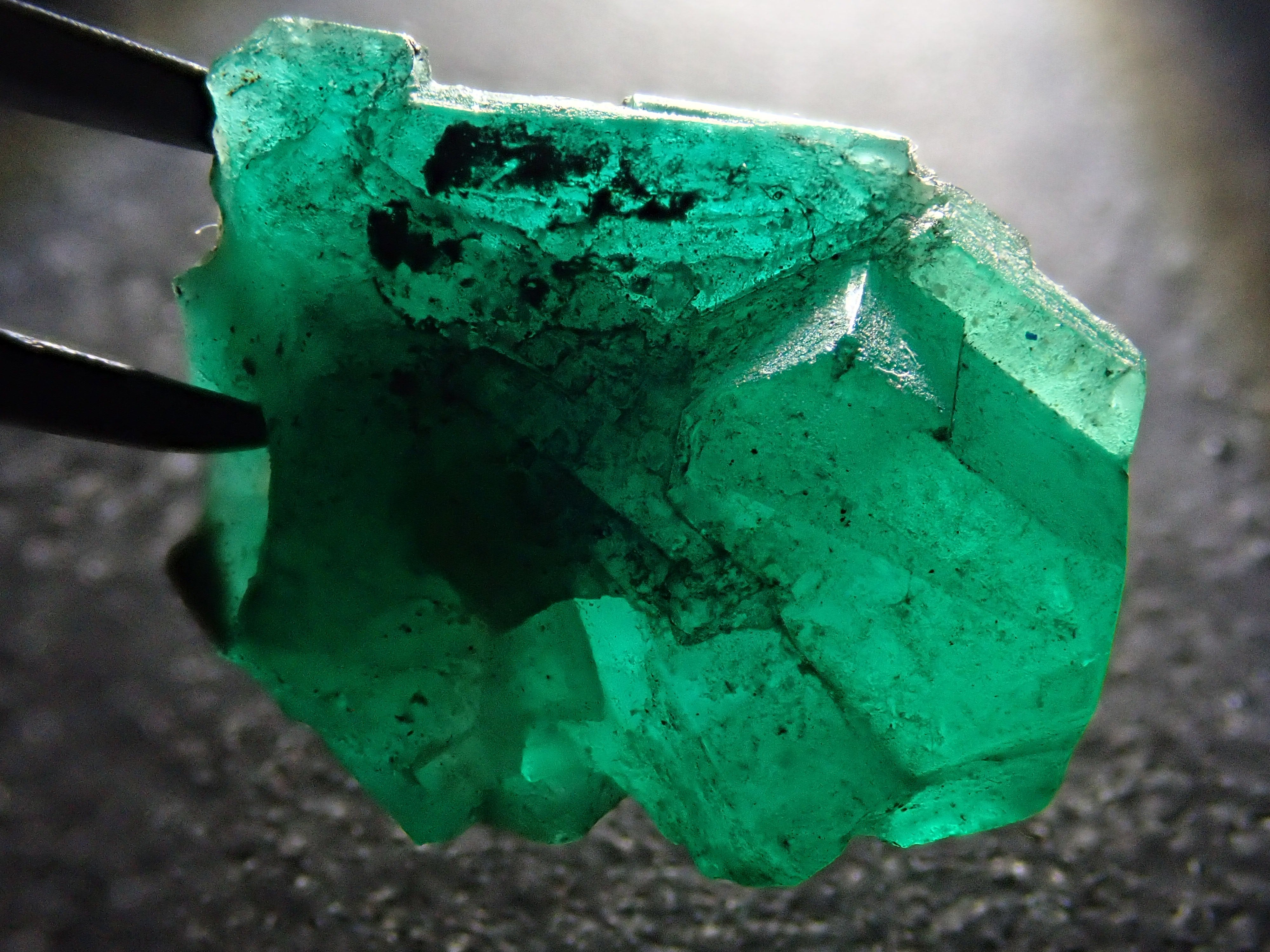 [12/20 22:00 Sale] Colombian Emerald 8.169ct Rough Stone