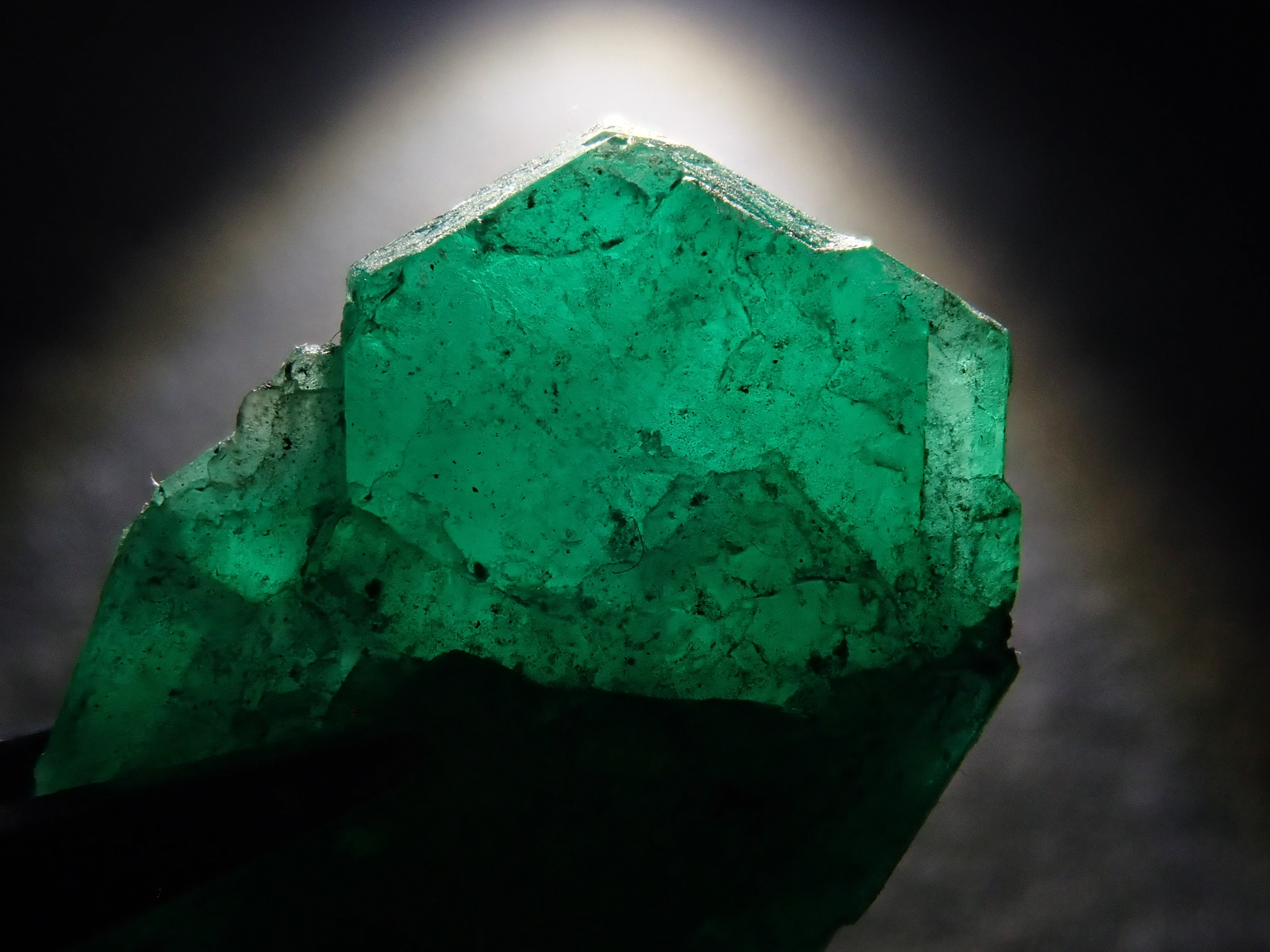 [12/20 22:00 Sale] Colombian Emerald 8.169ct Rough Stone
