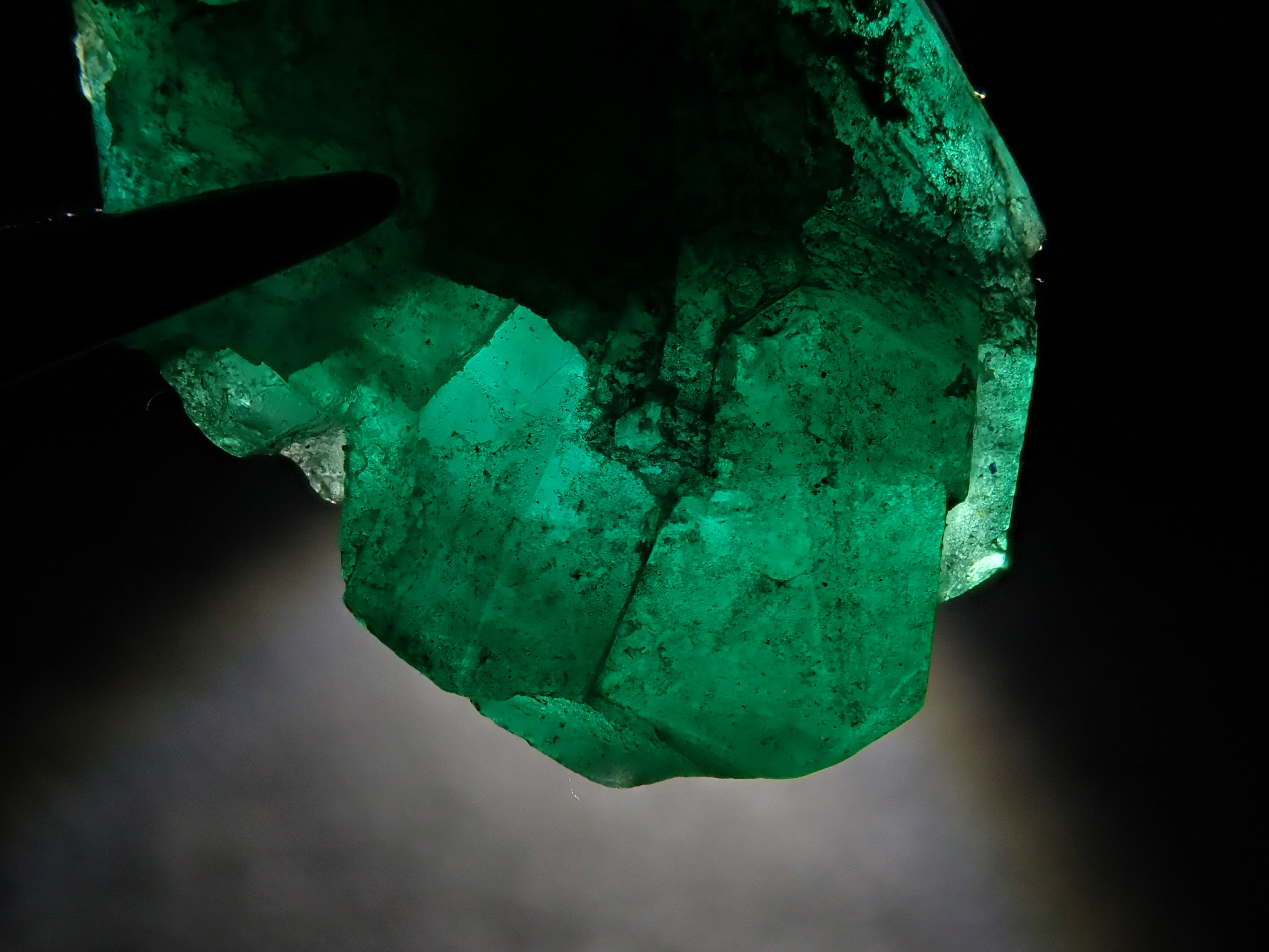 [12/20 22:00 Sale] Colombian Emerald 8.169ct Rough Stone