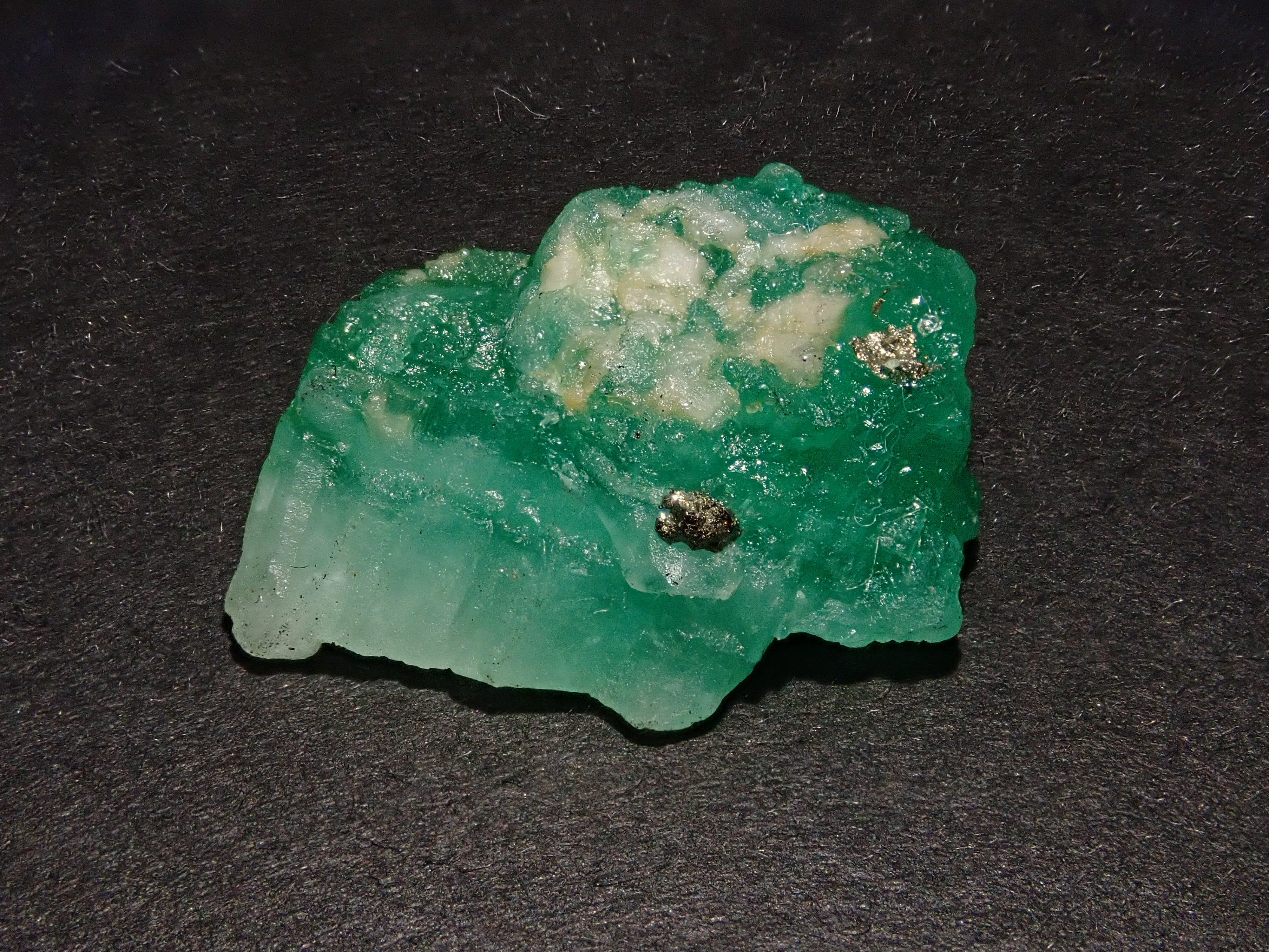 【12/9 22時販売】コロンビア産エメラルド 11.155ct原石（パイライト付き）