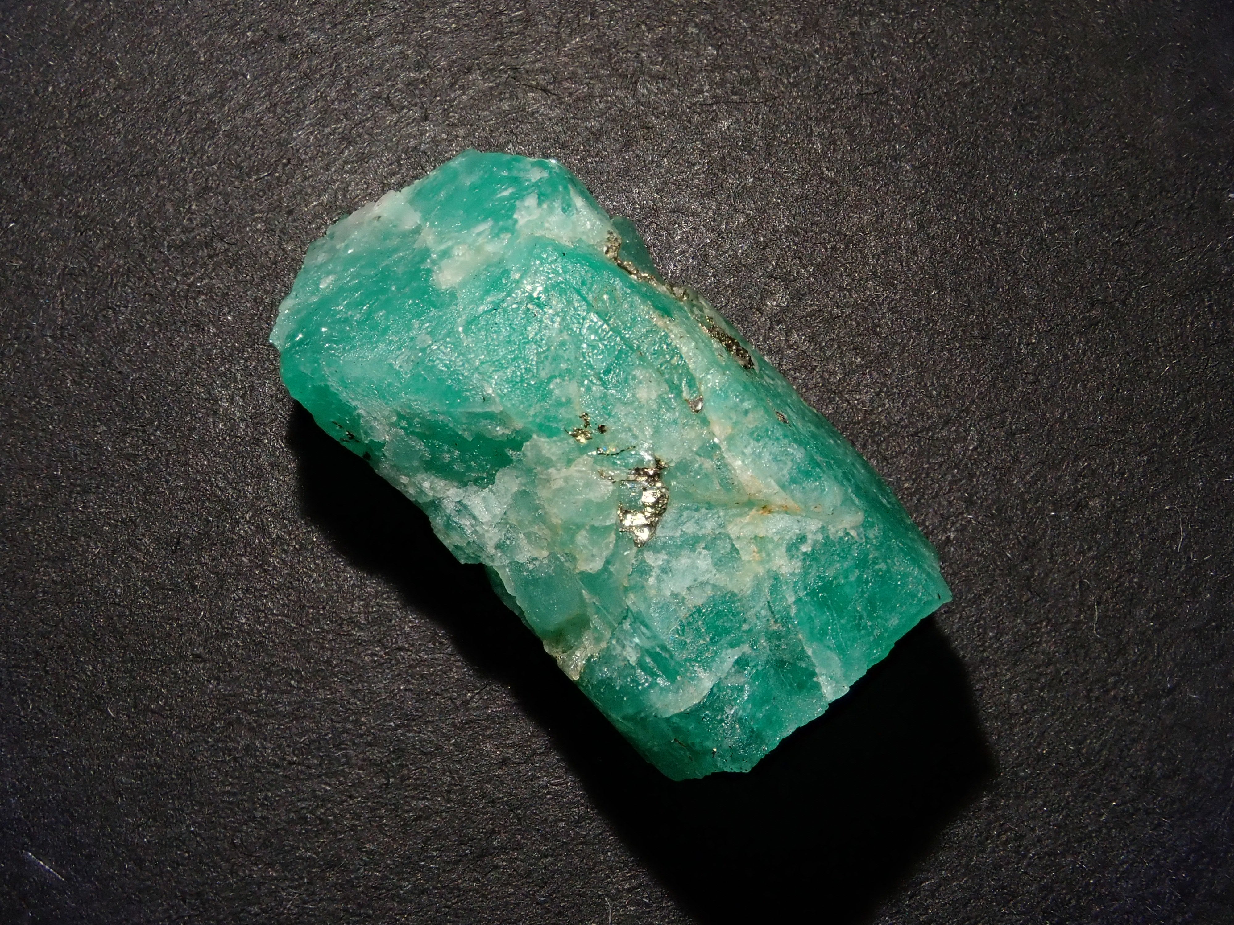 【12/9 22時販売】コロンビア産エメラルド 18.900ct原石（パイライト付き）