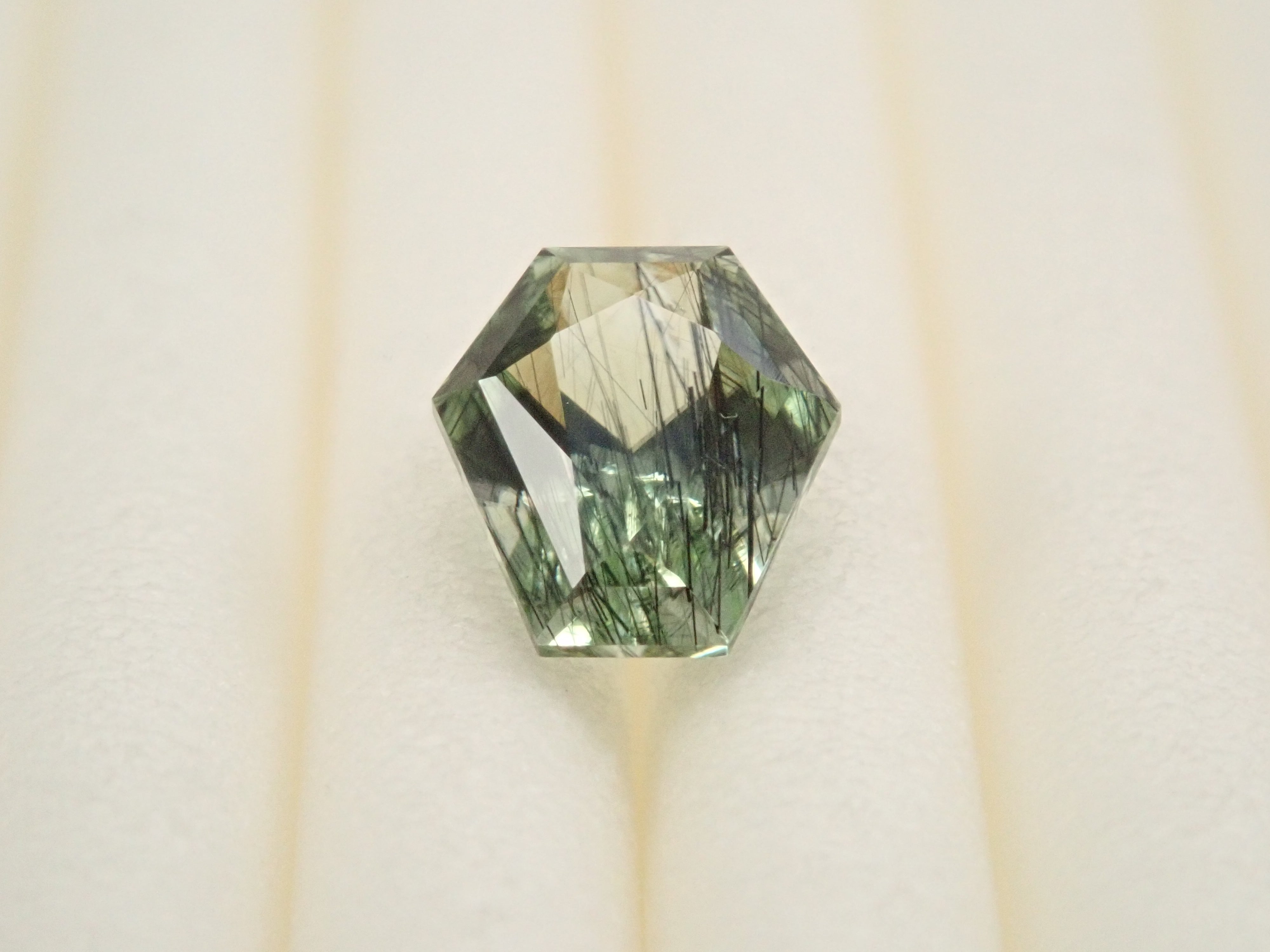 パキスタン産ルードヴィッヒアイトインペリドット 0.609ctルース