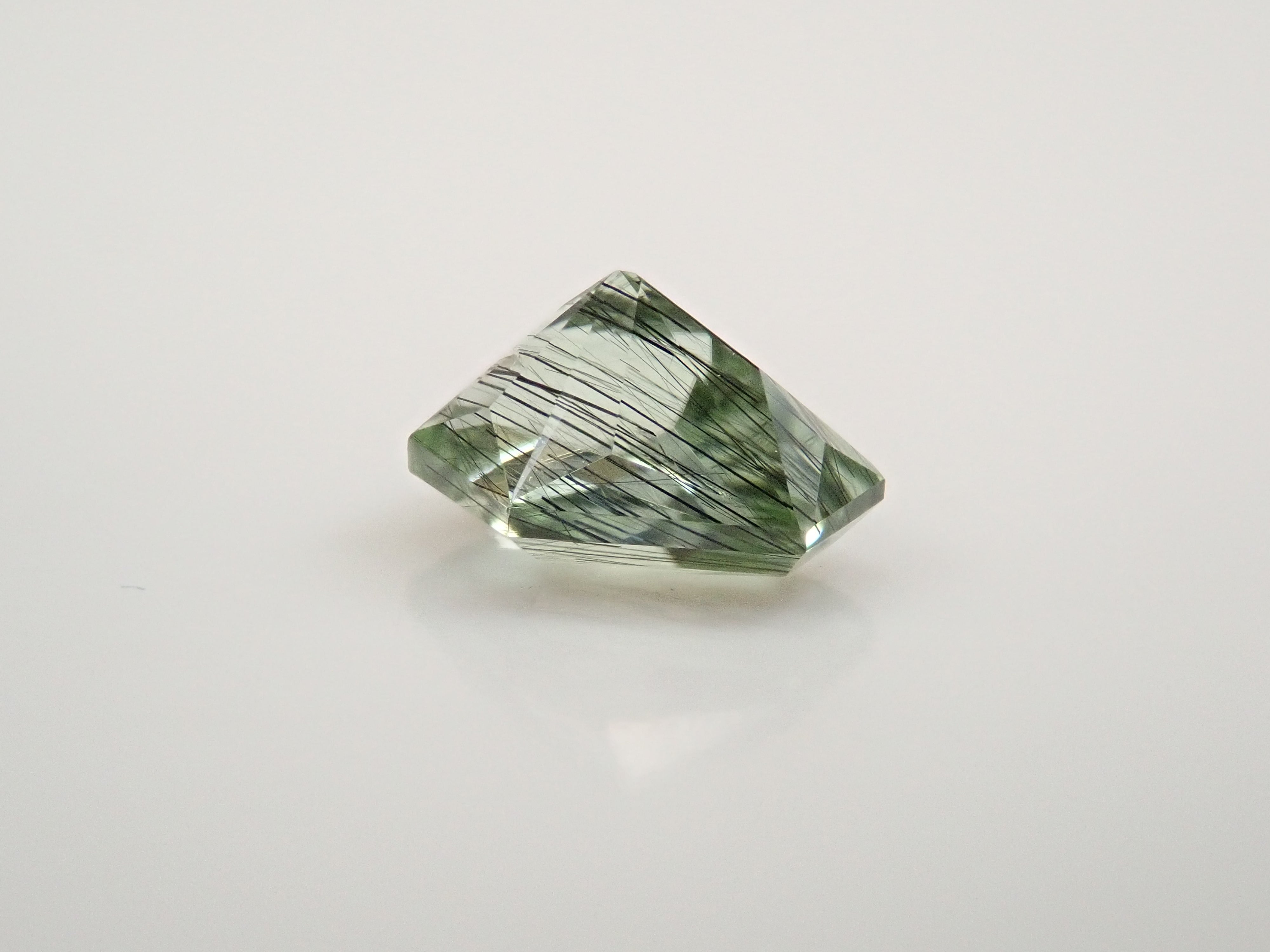 パキスタン産ルードヴィッヒアイトインペリドット 0.609ctルース