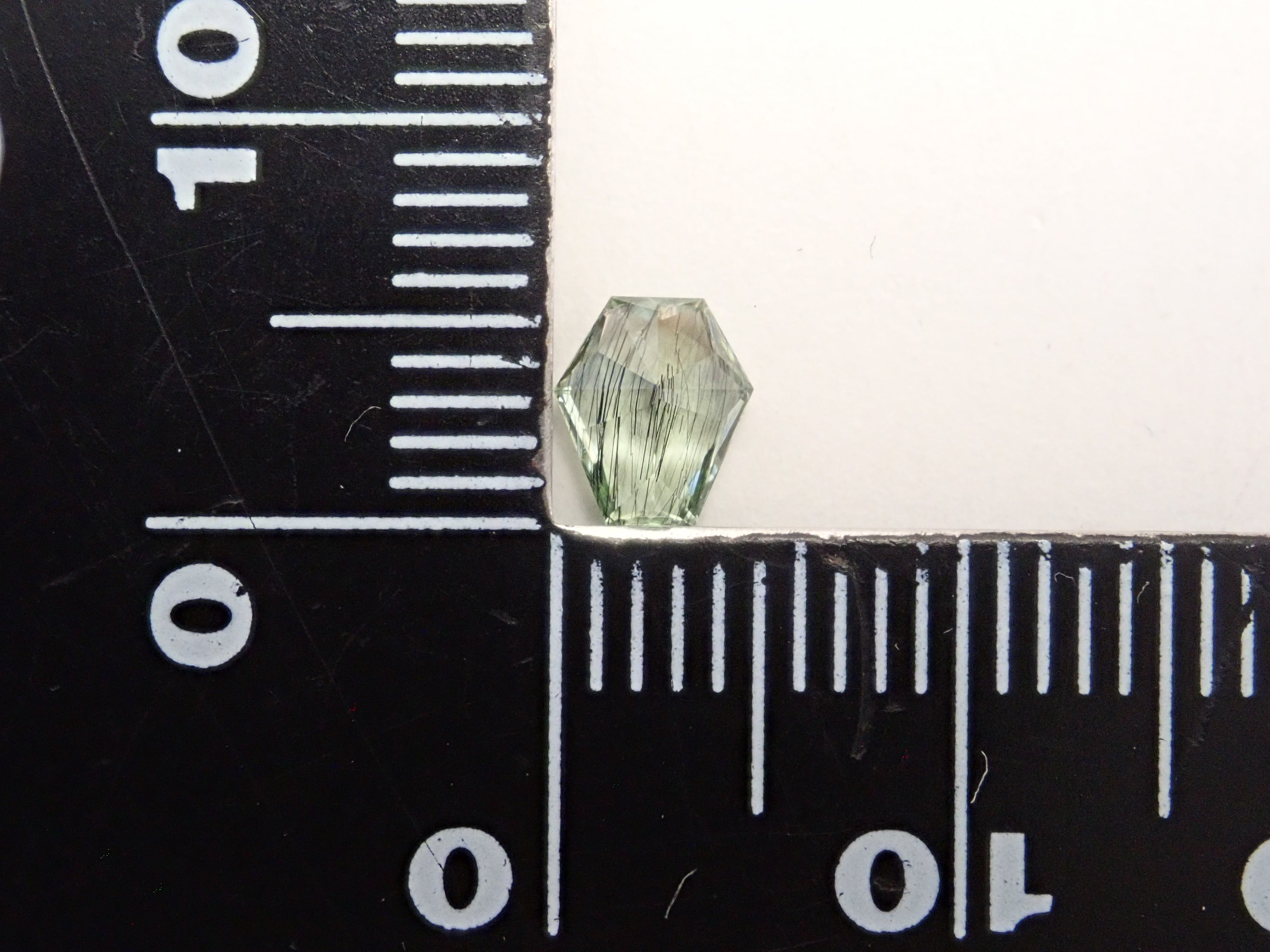 【12/10 22時販売】パキスタン産ルードヴィッヒアイトインペリドット 0.609ctルース