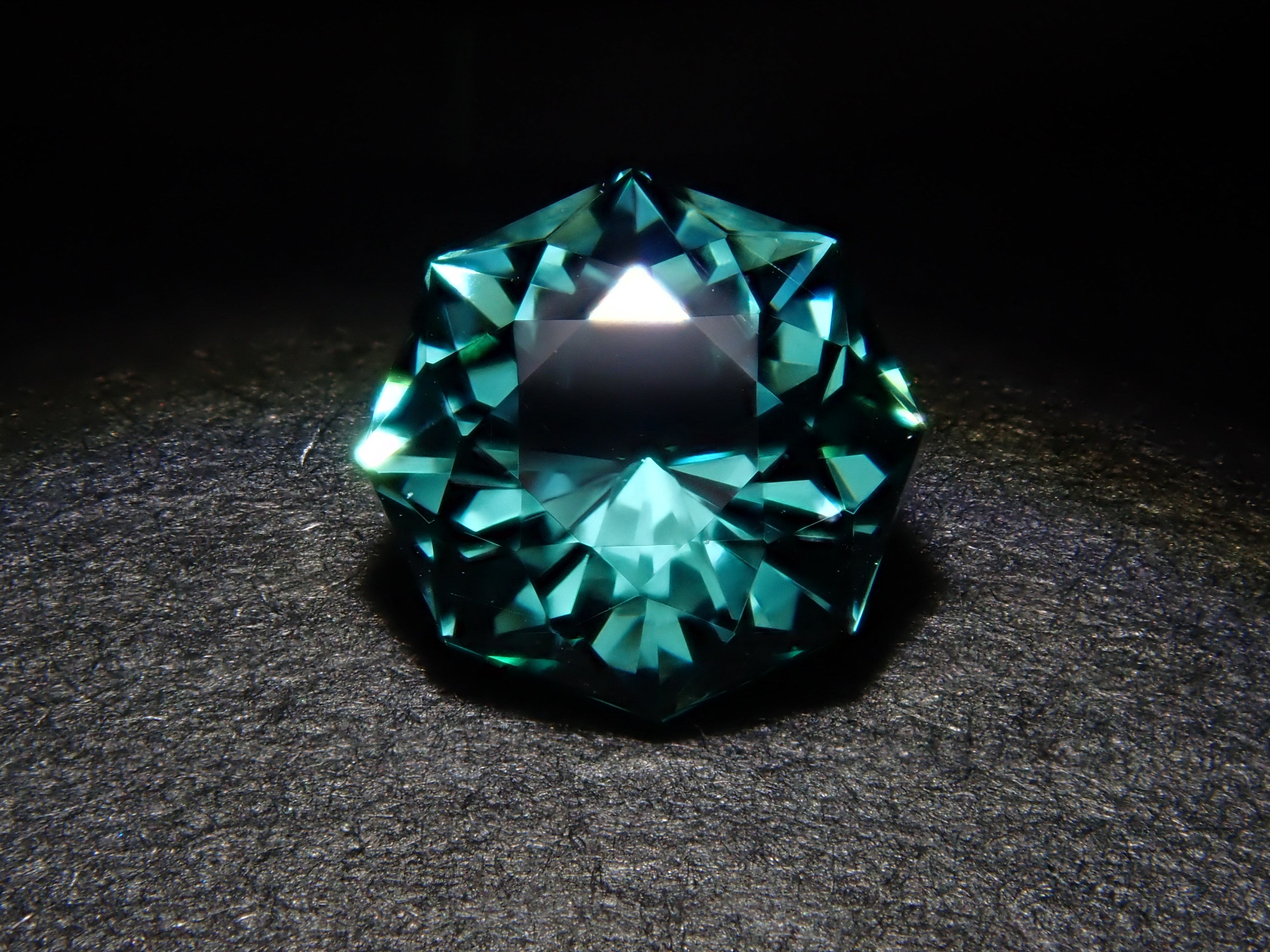 【12/12 22:00 特價】合成石英 0.430克拉散石（合成綠色石英）