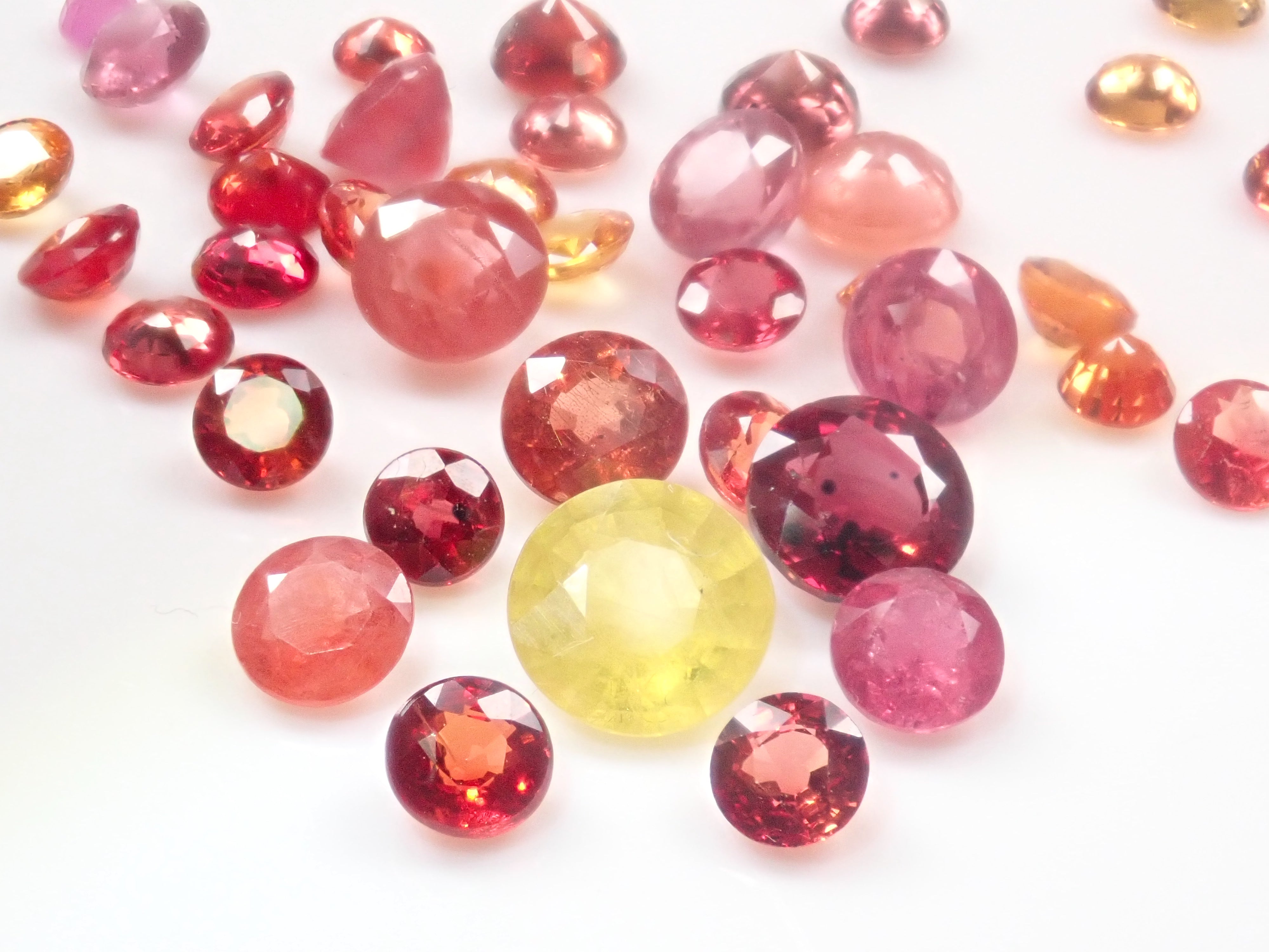 Limited to 14 stones: Beryllium-heated sapphire (3.5mm, KEN cut) - 1 loose stone. Discounts available for multiple purchases.