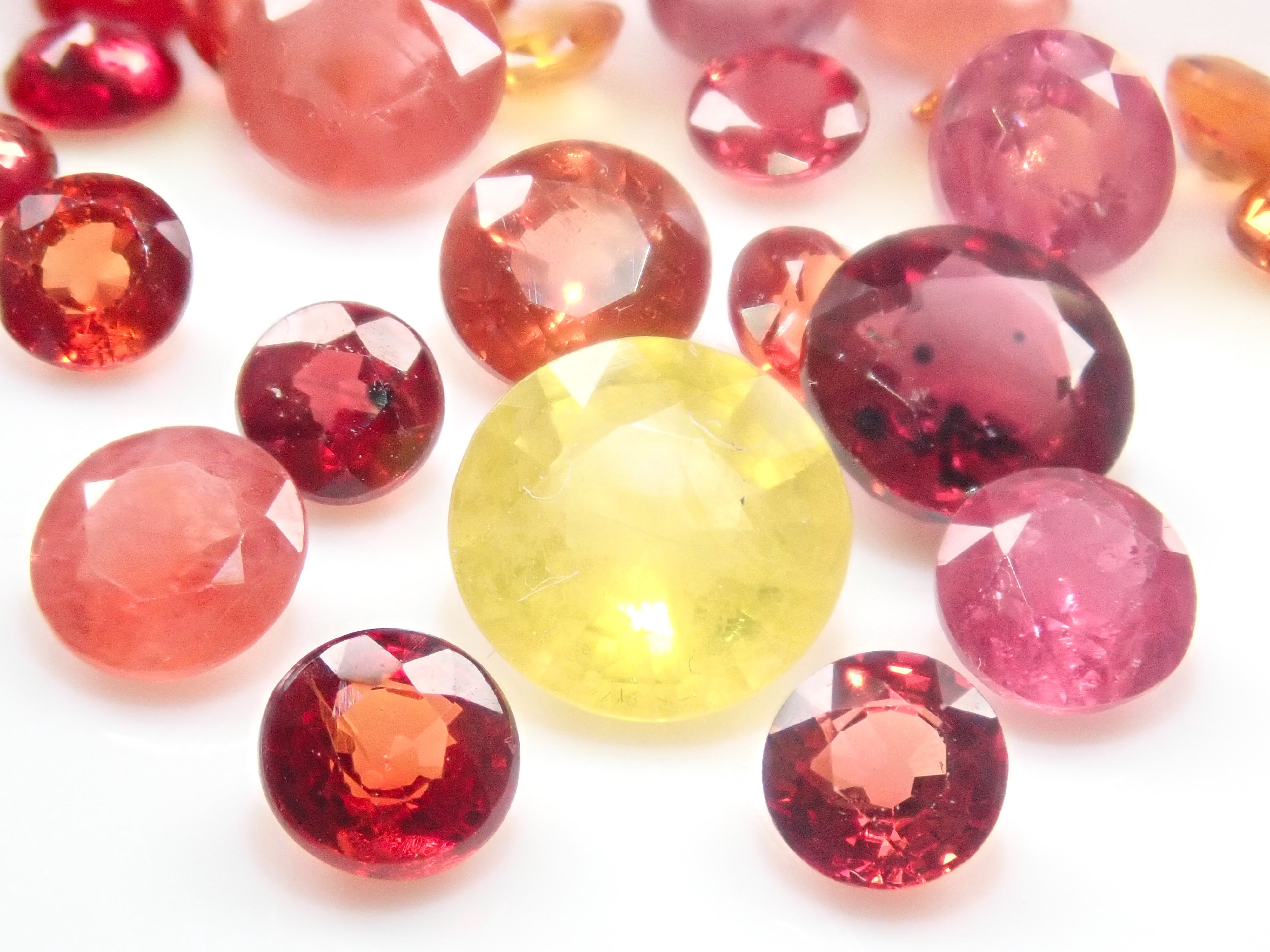 Limited to 14 stones: Beryllium-heated sapphire (3.5mm, KEN cut) - 1 loose stone. Discounts available for multiple purchases.