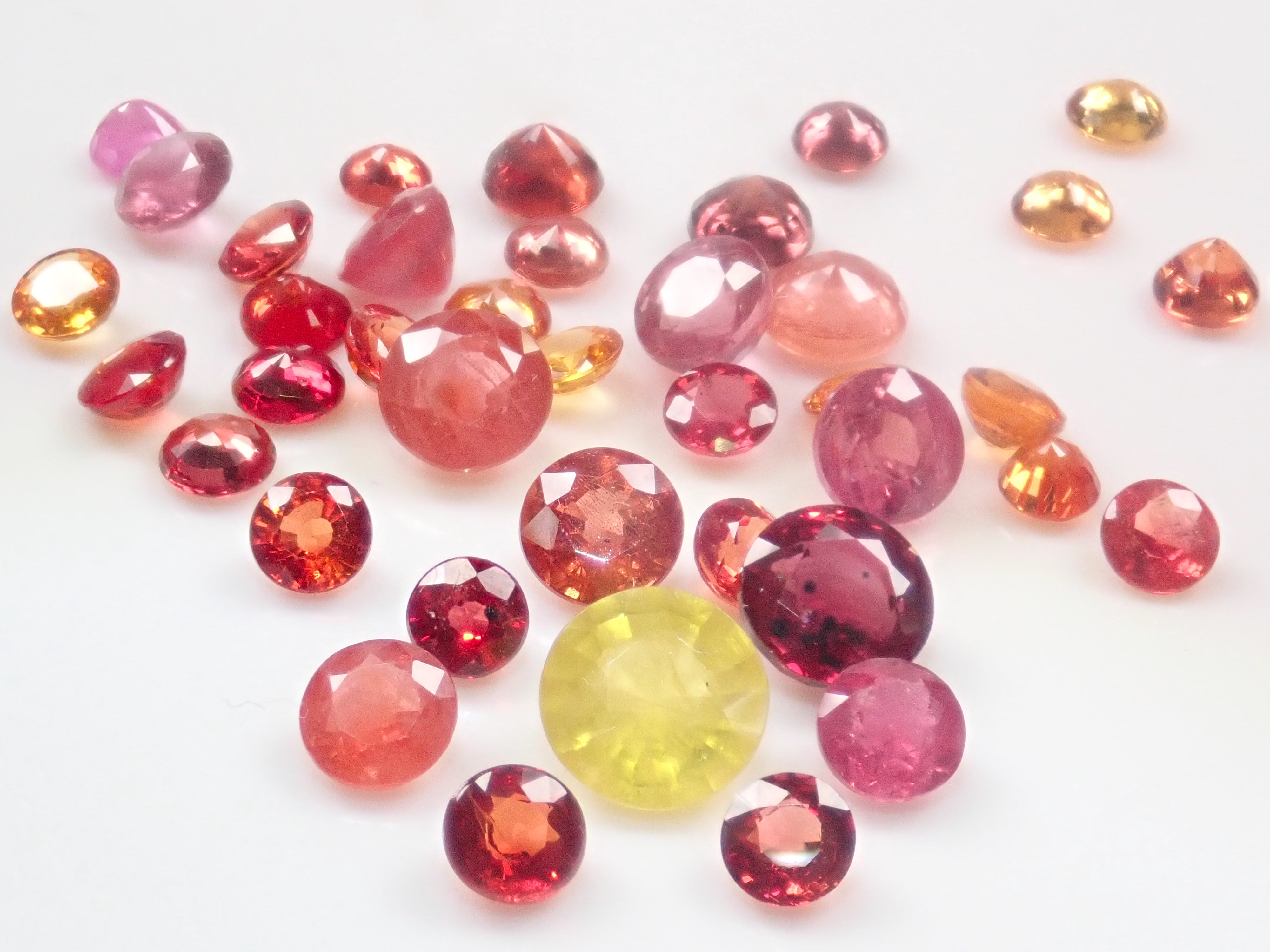 Limited to 14 stones: Beryllium-heated sapphire (3.5mm, KEN cut) - 1 loose stone. Discounts available for multiple purchases.