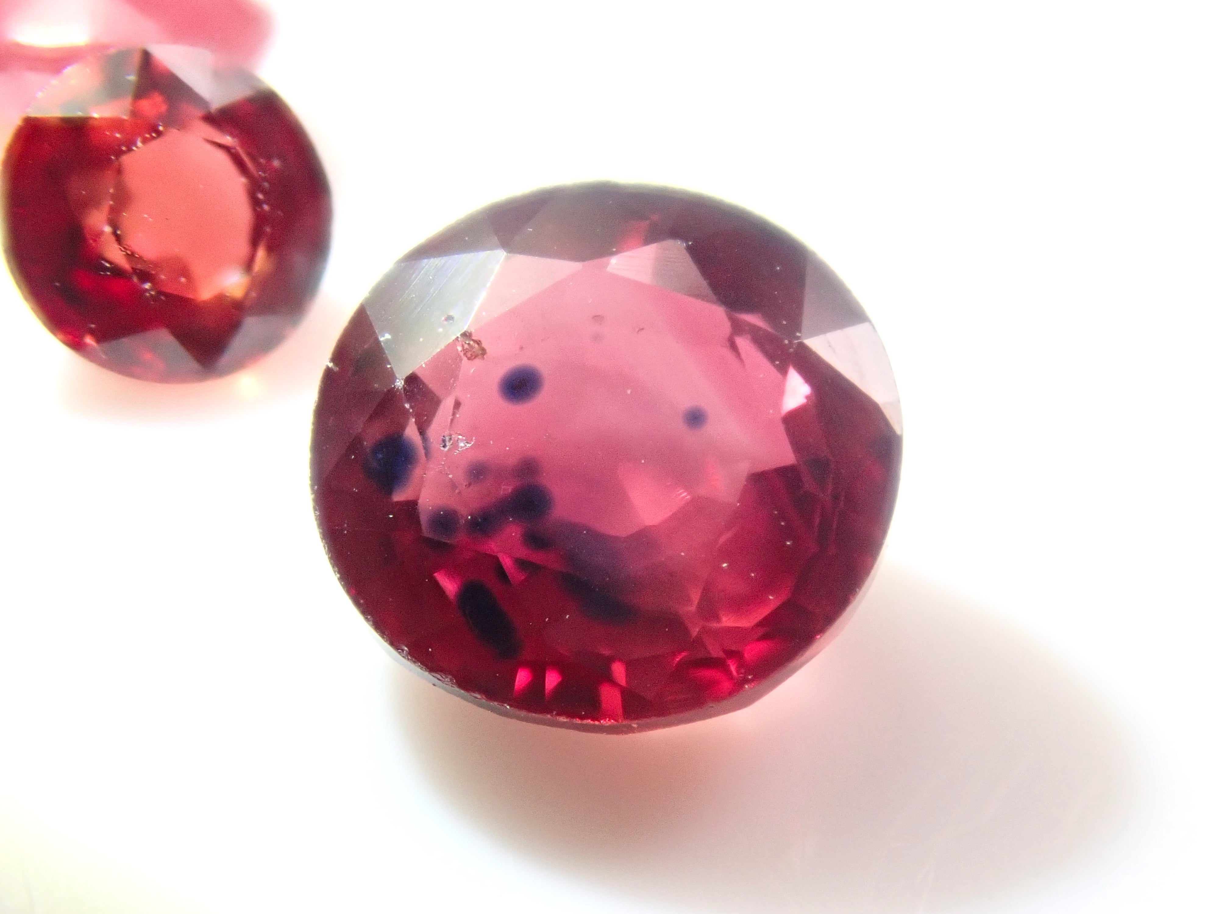 Limited to 14 stones: Beryllium-heated sapphire (3.5mm, KEN cut) - 1 loose stone. Discounts available for multiple purchases.