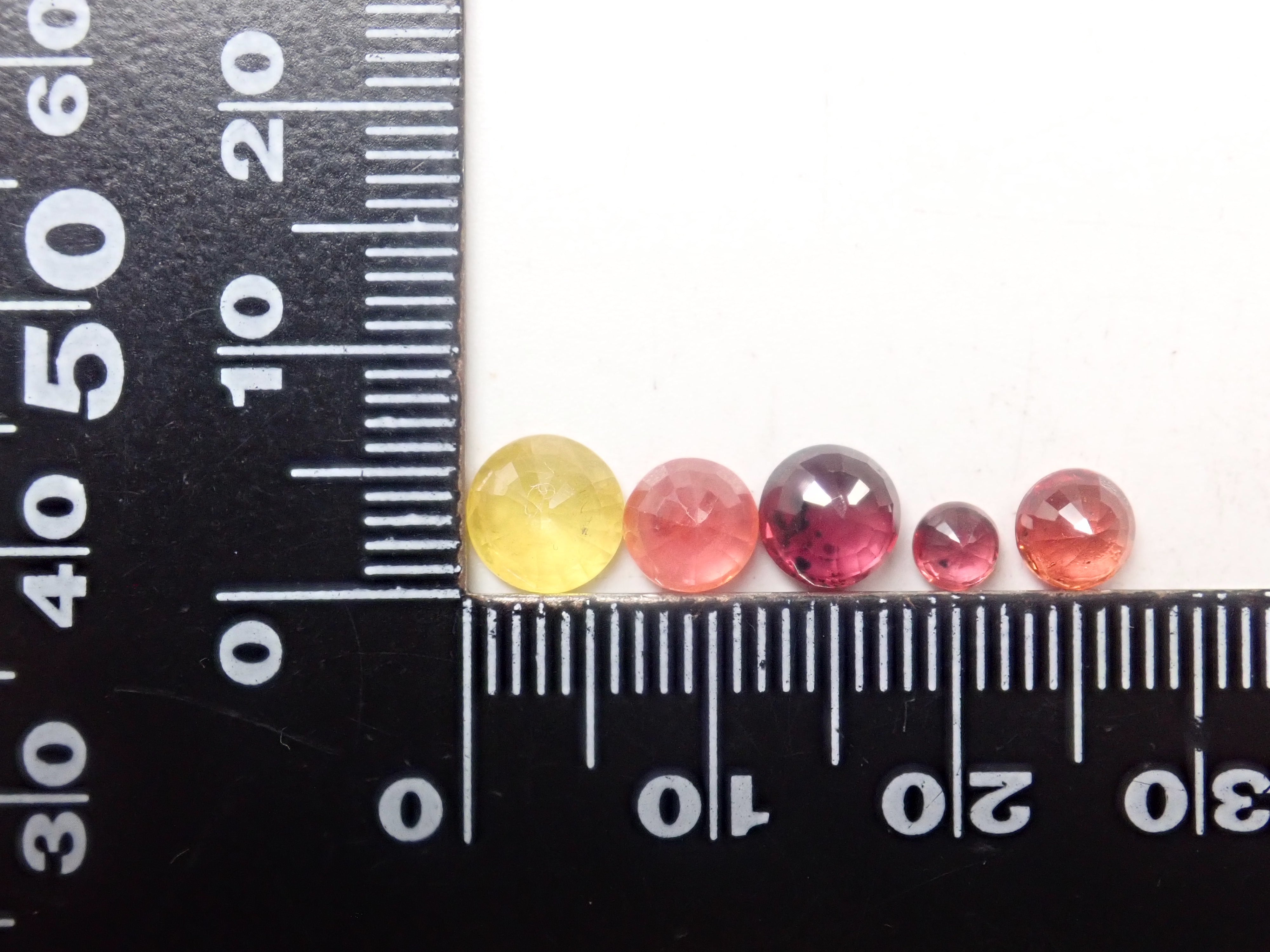 Limited to 14 stones: Beryllium-heated sapphire (3.5mm, KEN cut) - 1 loose stone. Discounts available for multiple purchases.