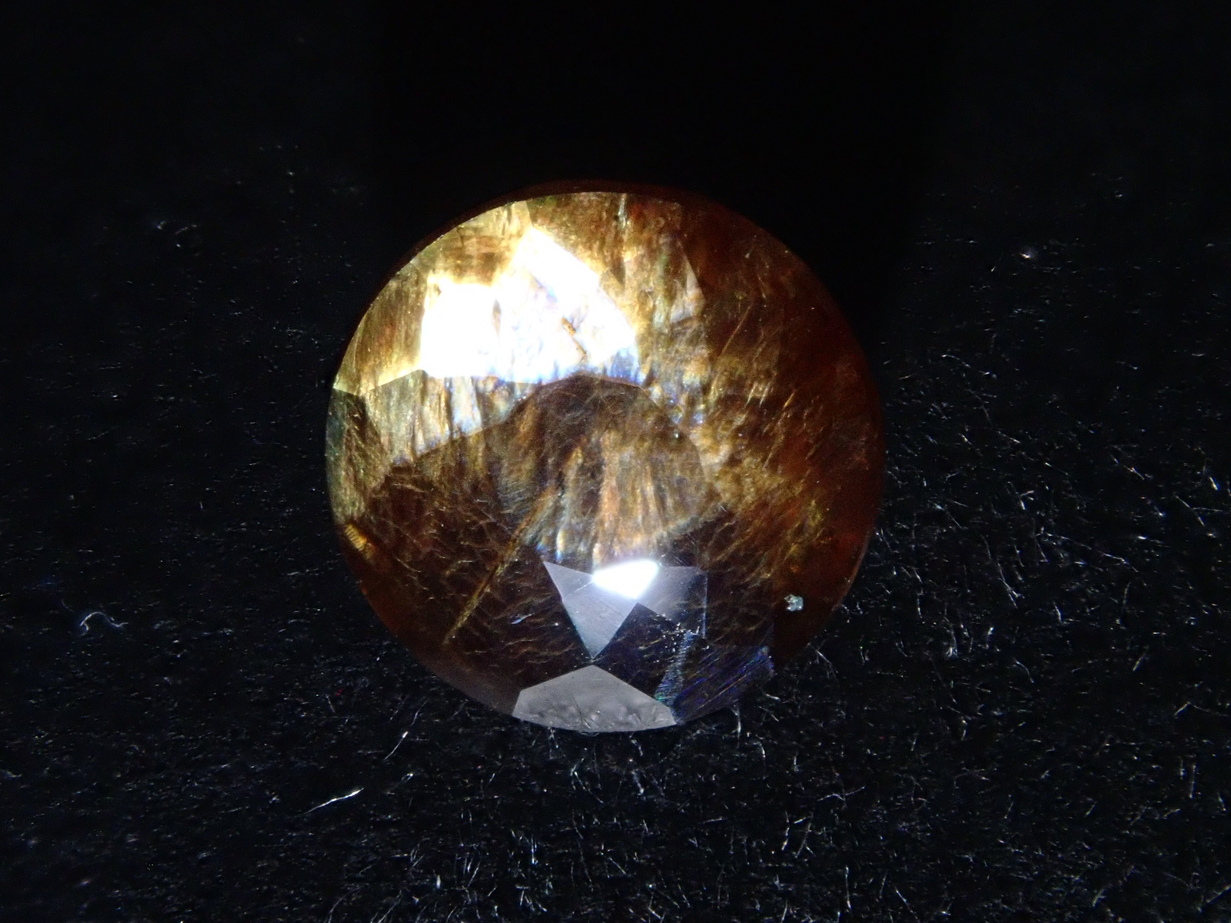 み*る様 レインボーガーネット 奈良県天川村産 宝石カットルース 奈良県天川村産レインボーガーネット（アンドラダイトガーネット