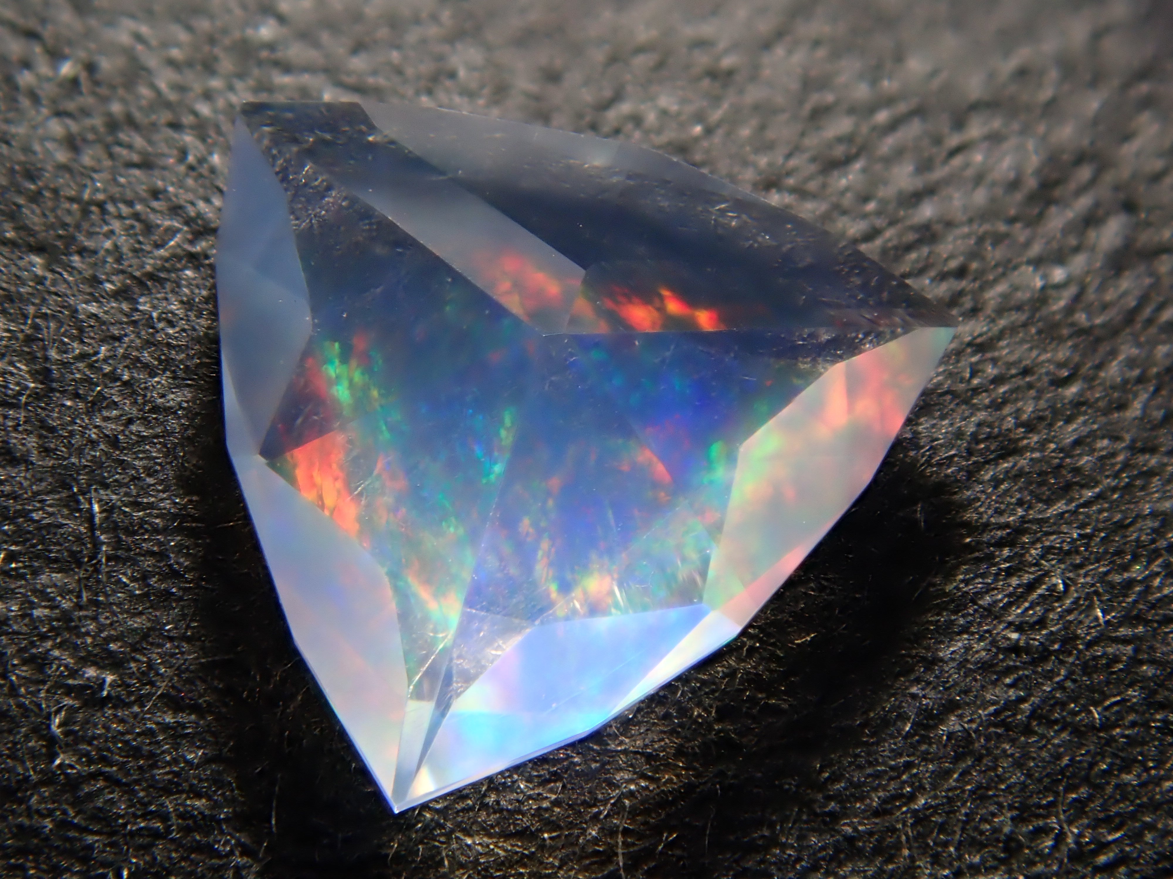 【1/4 22時販売】メキシコ産ウォーターオパール（ファセットカット） 0.215ctルース（コントラルスオパール）