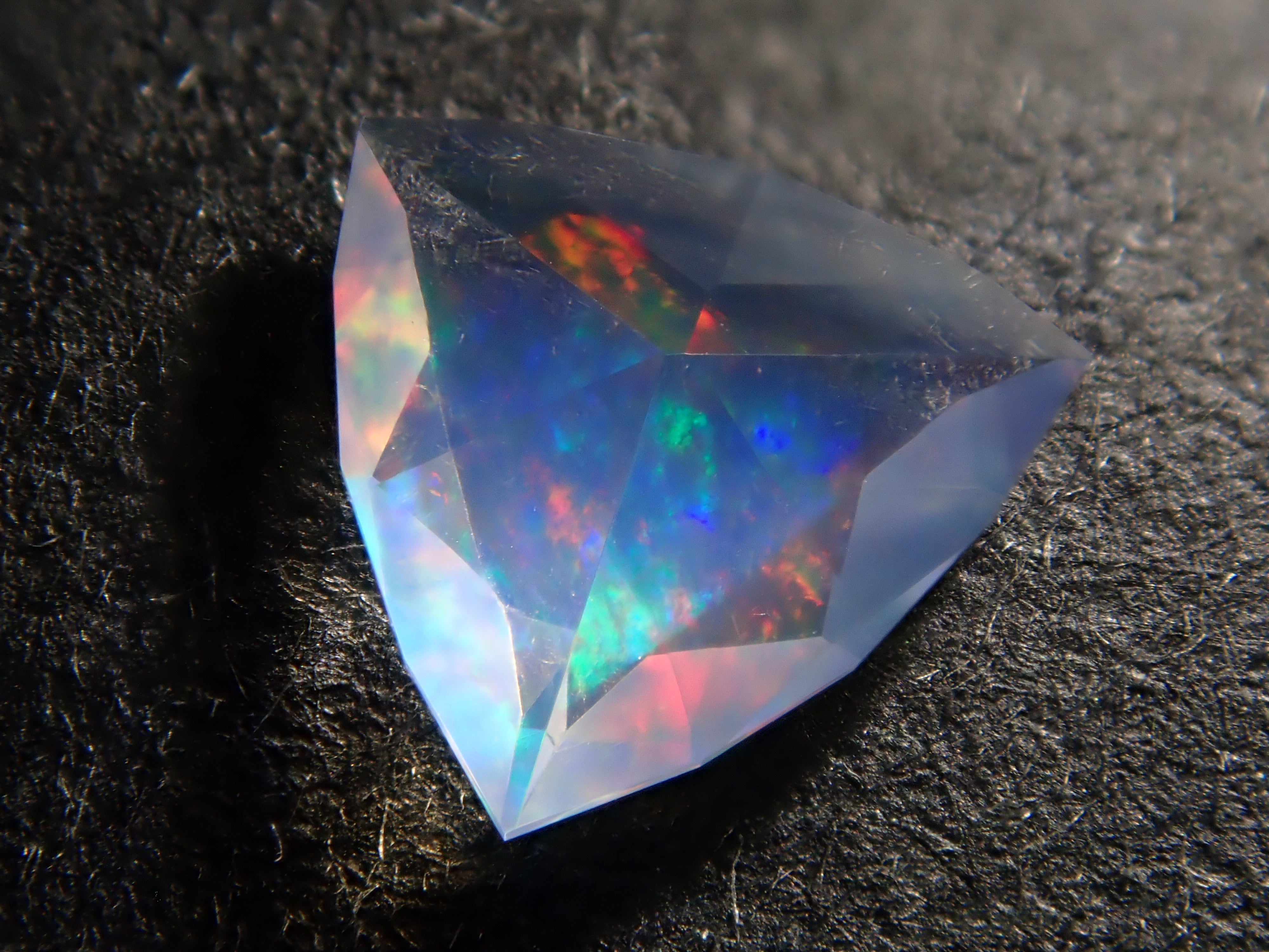 【1/4 22時販売】メキシコ産ウォーターオパール（ファセットカット） 0.215ctルース（コントラルスオパール）