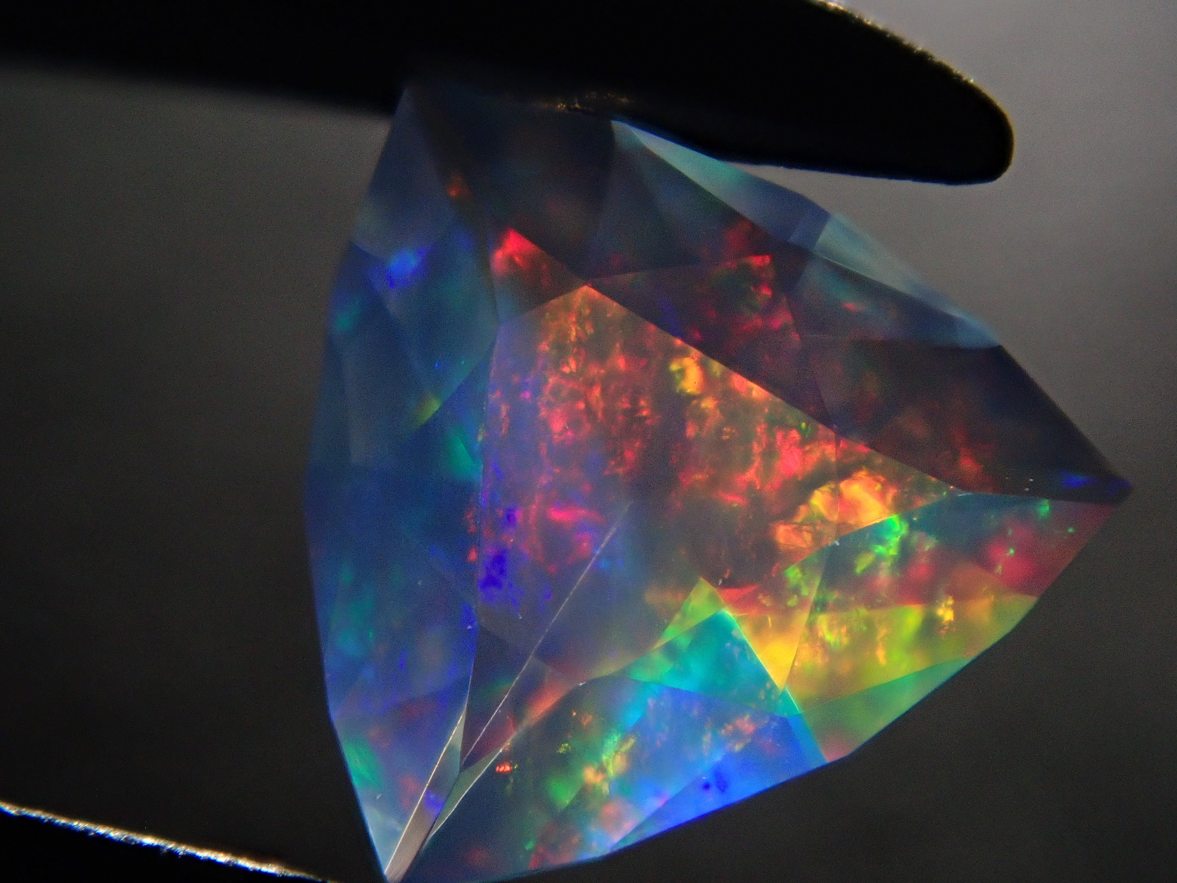 メキシコ産ウォーターオパール（ファセットカット） 0.215ctルース